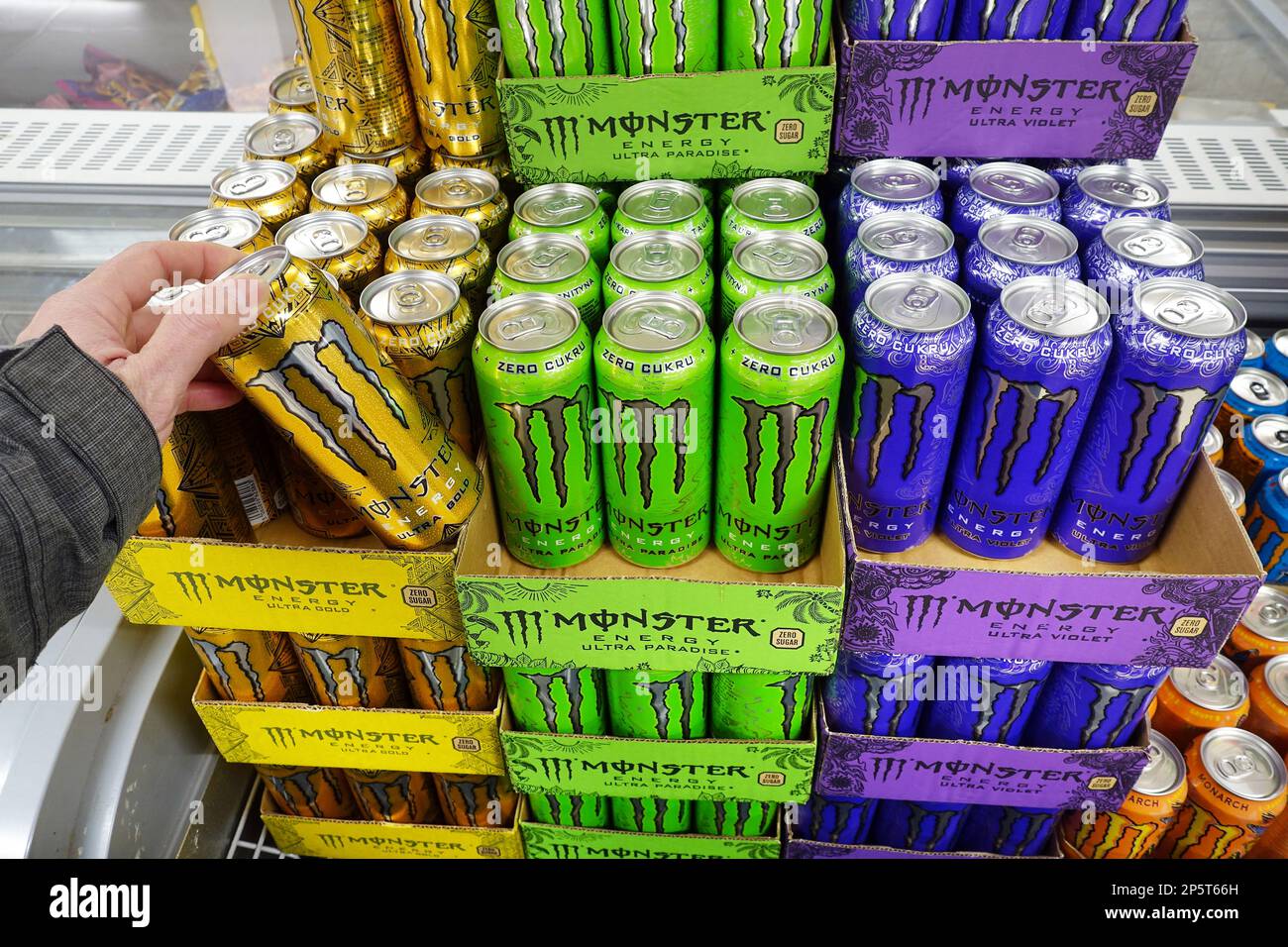 Boissons Monster Energy dans un magasin Banque D'Images