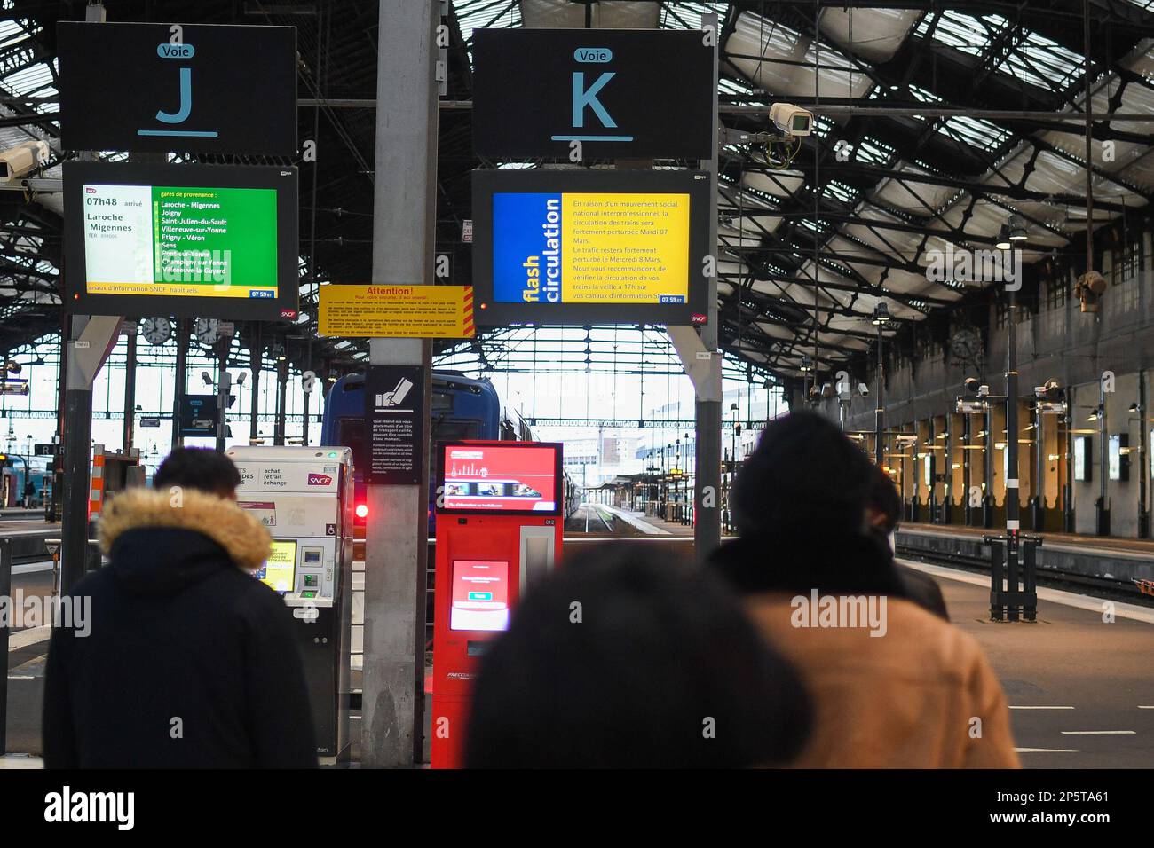 Paris, France. 07th mars 2023. Message annonçant le mouvement social sur un écran à la Gare de Lyon. Paris, France sur 7 mars 2023. Dans le cadre du mouvement social interprofessionnel national contre la réforme controversée des pensions du gouvernement, le trafic ferroviaire est très sérieusement perturbé en France. Photo de Lionel Urman/ABACAPRESS.COM crédit: Abaca Press/Alay Live News Banque D'Images