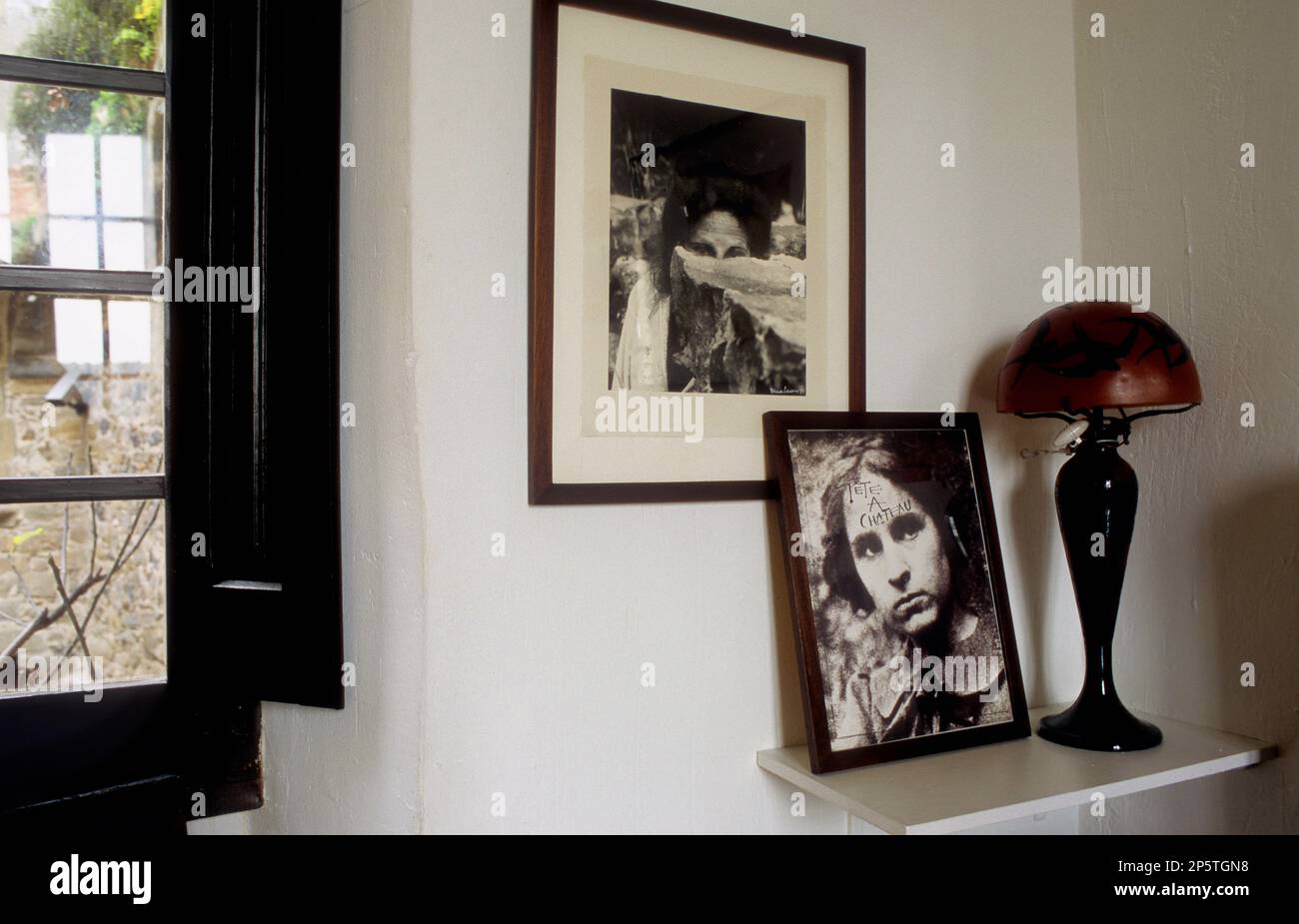 Púbol. Musée - Château Gala-Dalí. Un coin dans la bibliothèque. Photos de Gala.Costa Brava. Province de Gérone. Catalogne. Espagne Banque D'Images