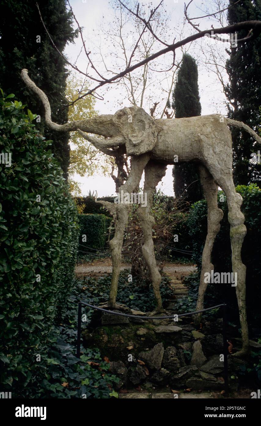 Púbol. Musée - Château Gala-Dalí. Jardin. Sculpture d'éléphant avec pattes d'insecte.Costa Brava. Province de Gérone. Catalogne. Espagne Banque D'Images
