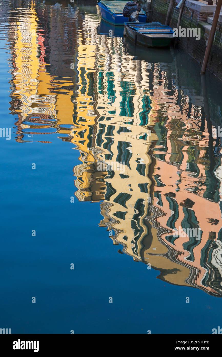 Réflexions colorées de bâtiments dans le canal de Sestier de San Polo à Venise, Italie en février Banque D'Images