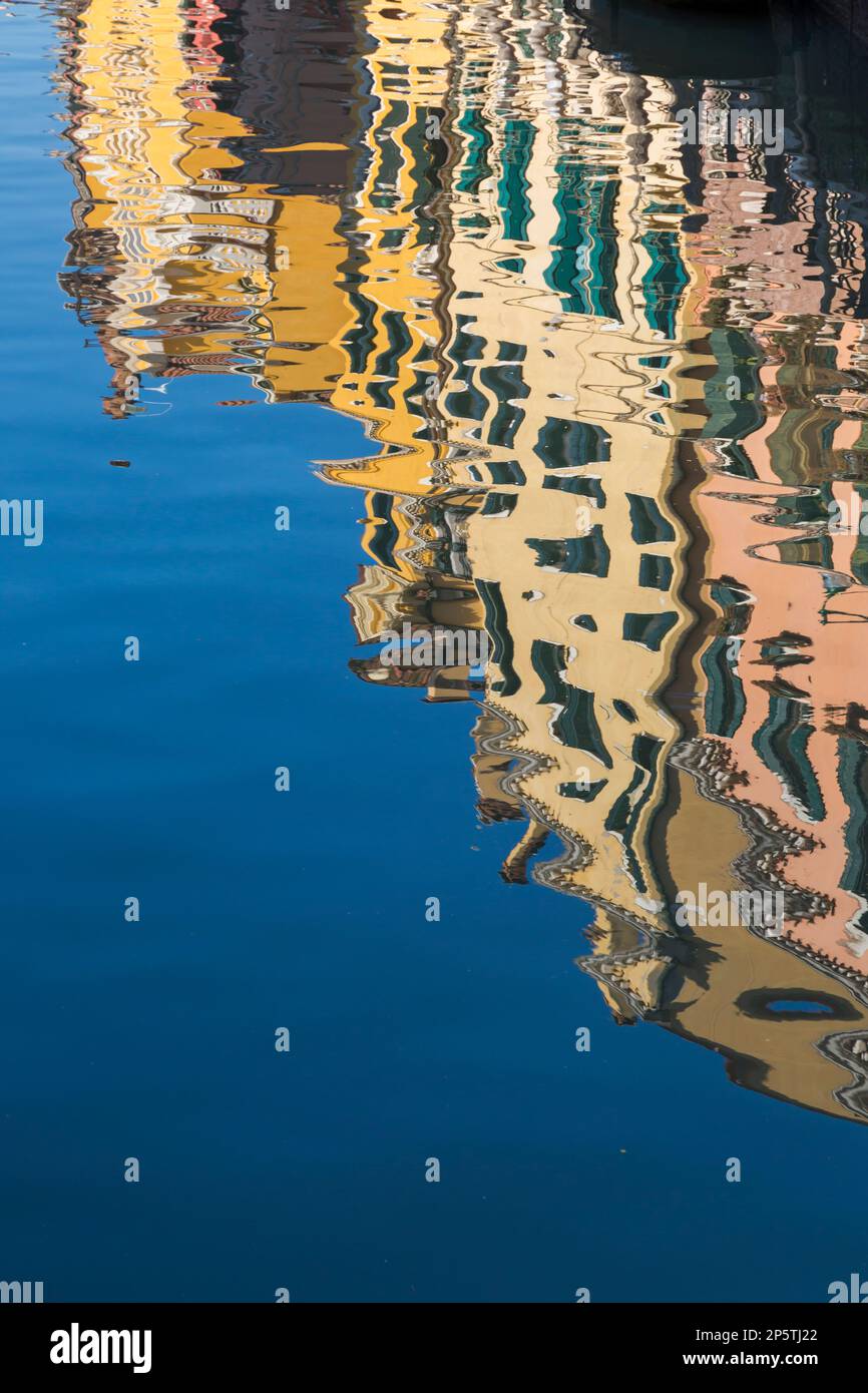 Réflexions colorées de bâtiments dans le canal de Sestier de San Polo à Venise, Italie en février Banque D'Images
