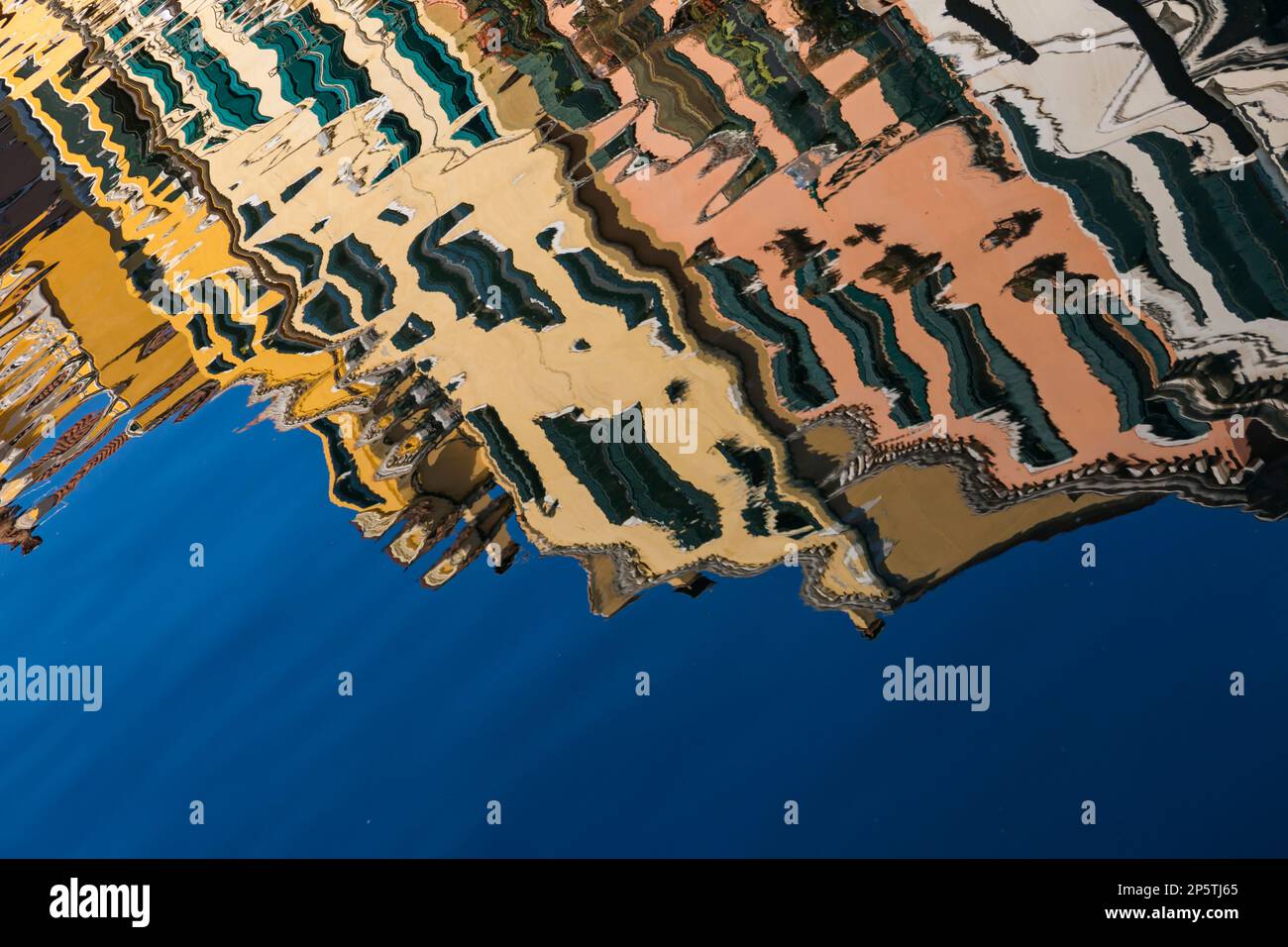 Réflexions colorées de bâtiments dans le canal de Sestier de San Polo à Venise, Italie en février Banque D'Images