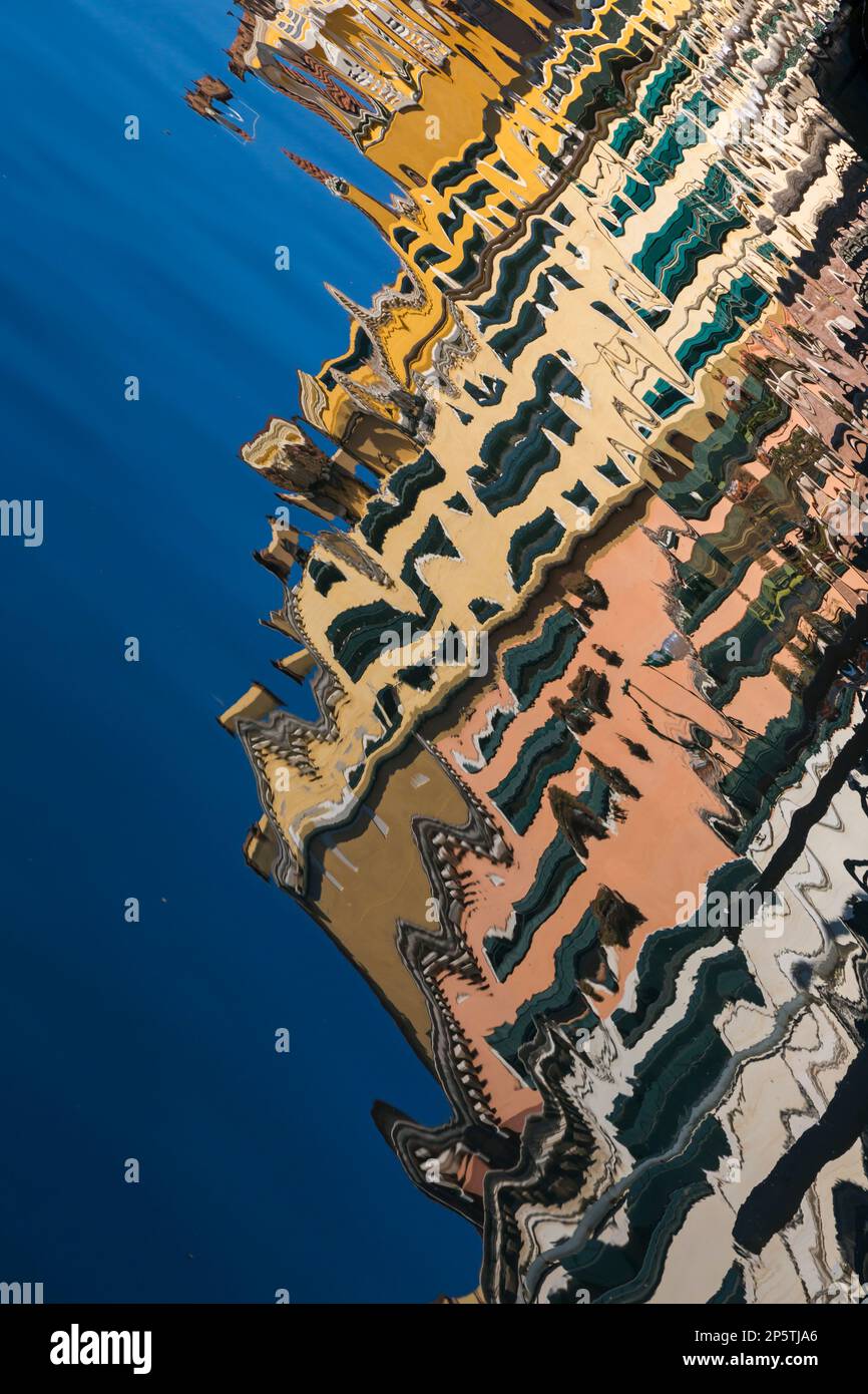 Réflexions colorées de bâtiments dans le canal de Sestier de San Polo à Venise, Italie en février Banque D'Images