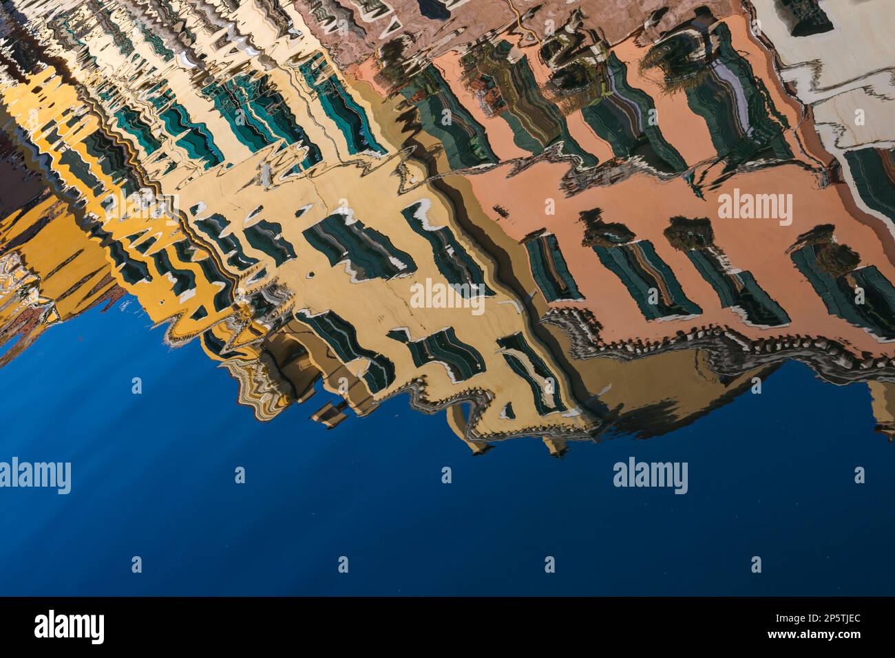 Réflexions colorées de bâtiments dans le canal de Sestier de San Polo à Venise, Italie en février Banque D'Images