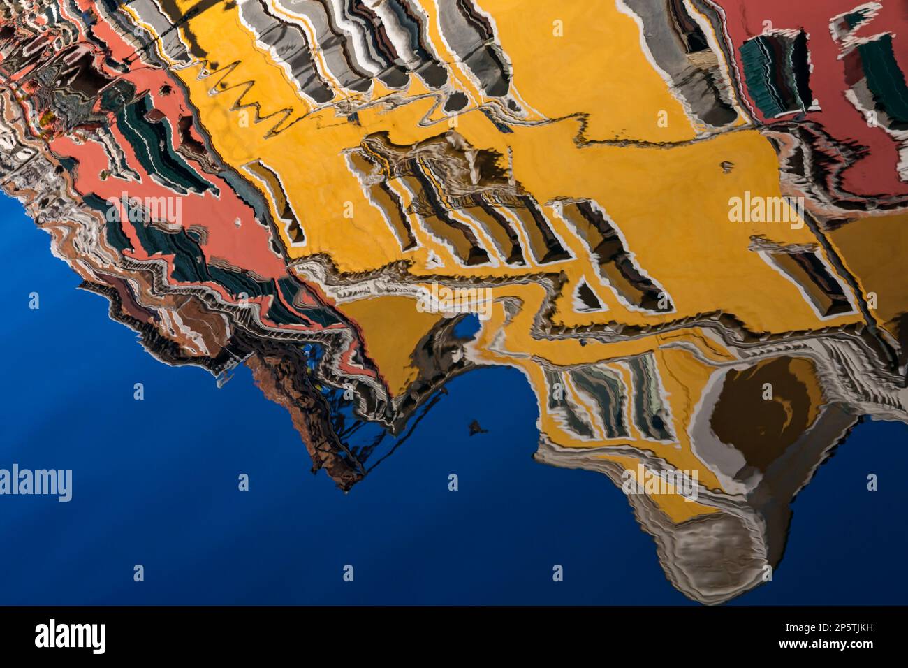 Réflexions colorées de bâtiments dans le canal de Sestier de San Polo à Venise, Italie en février Banque D'Images