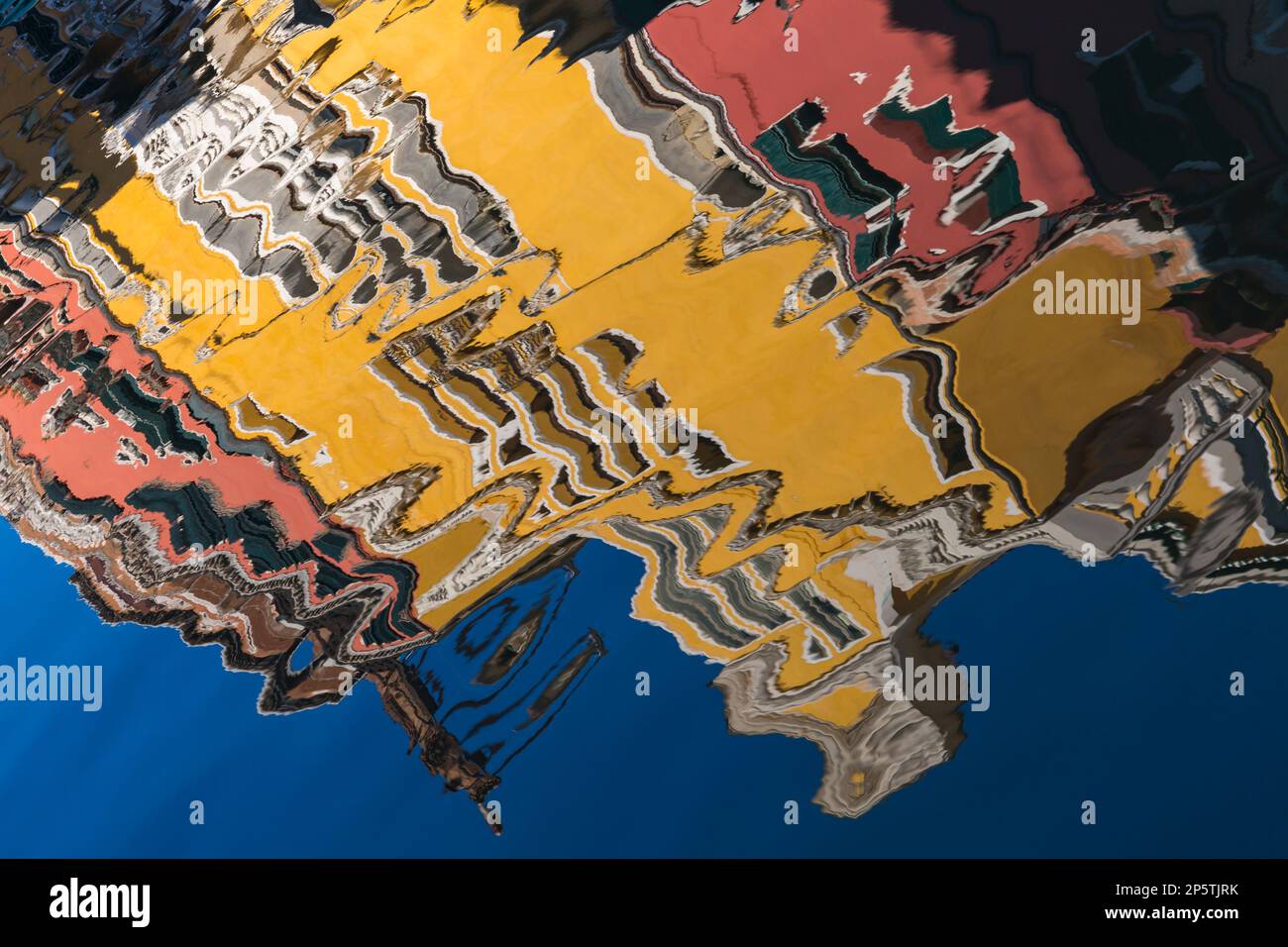 Réflexions colorées de bâtiments dans le canal de Sestier de San Polo à Venise, Italie en février Banque D'Images