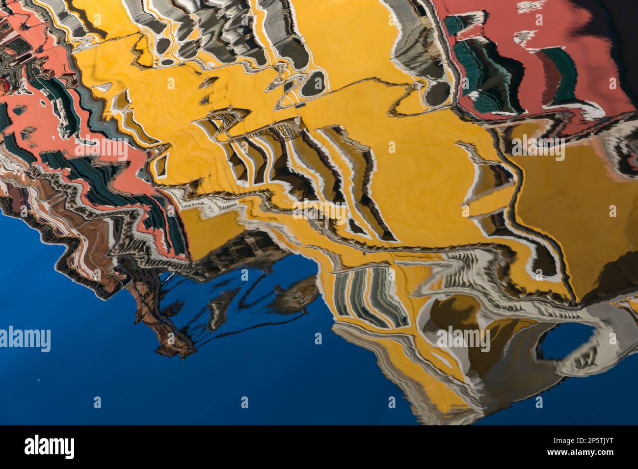 Réflexions colorées de bâtiments dans le canal de Sestier de San Polo à Venise, Italie en février Banque D'Images