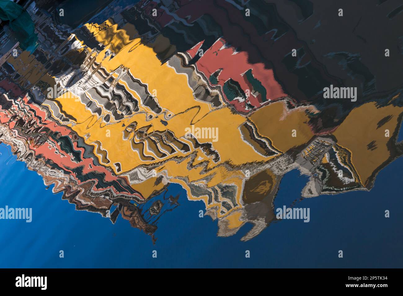 Réflexions colorées de bâtiments dans le canal de Sestier de San Polo à Venise, Italie en février Banque D'Images