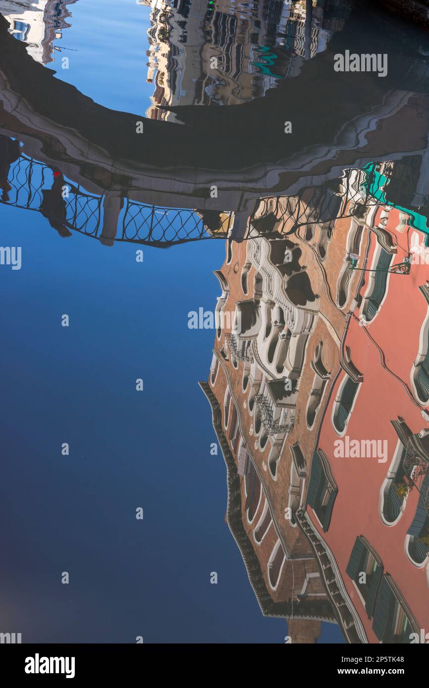 Réflexions colorées de bâtiments dans le canal de Sestier de San Polo à Venise, Italie en février Banque D'Images