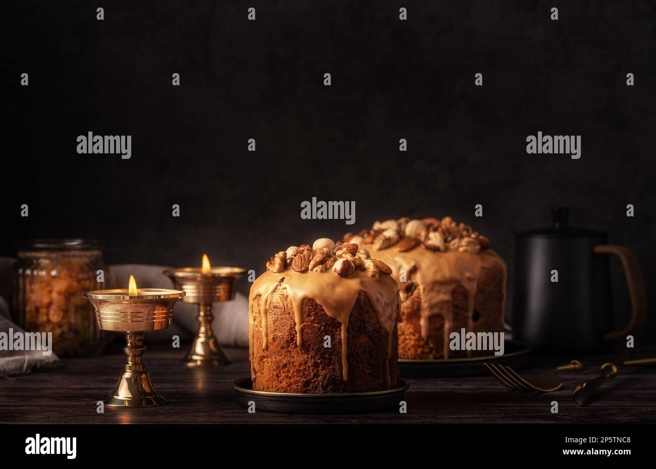 Gâteaux de Pâques émaillés de caramel décorés de noix sur fond sombre. Arrière-plan de Pâques avec espace de copie pour votre conception. Touche Bas. Banque D'Images