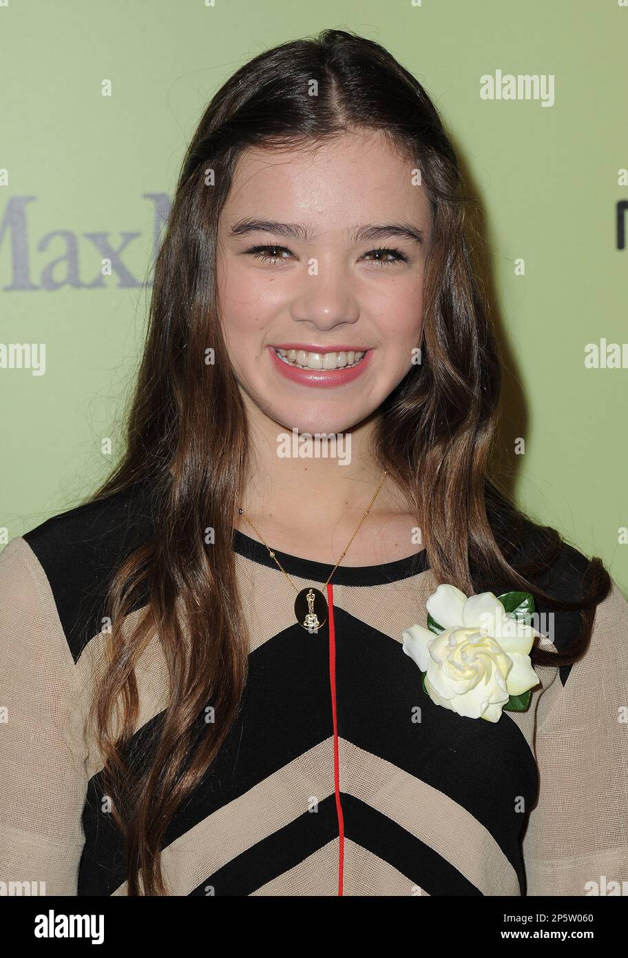 WEST HOLLYWOOD, CA - FEBRUARY 25: Actress Hailee Steinfeld arrives at the 4th Annual Women In Film Pre-Oscar Cocktail Party at Soho House on February 25, 2011 in West Hollywood, California. (Photo by Jordan Strauss/Invision/AP Images) Banque D'Images