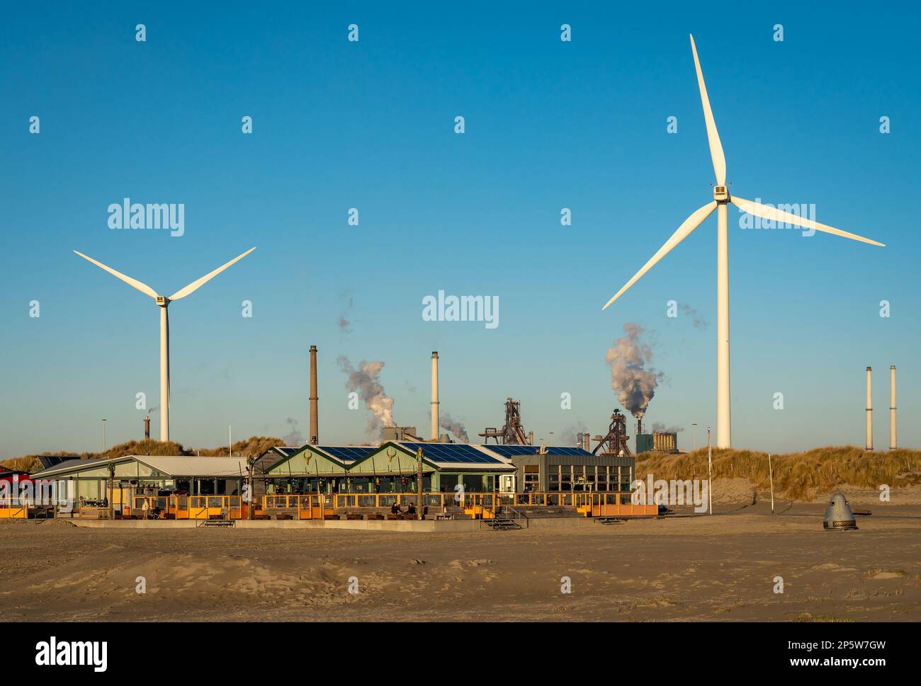 Velsen-Noord, pays-Bas, 28.02.2023, Beach Pavilion à Velsen Noord et industrie lourde de l'acier entreprise Tata Steel en arrière-plan Banque D'Images