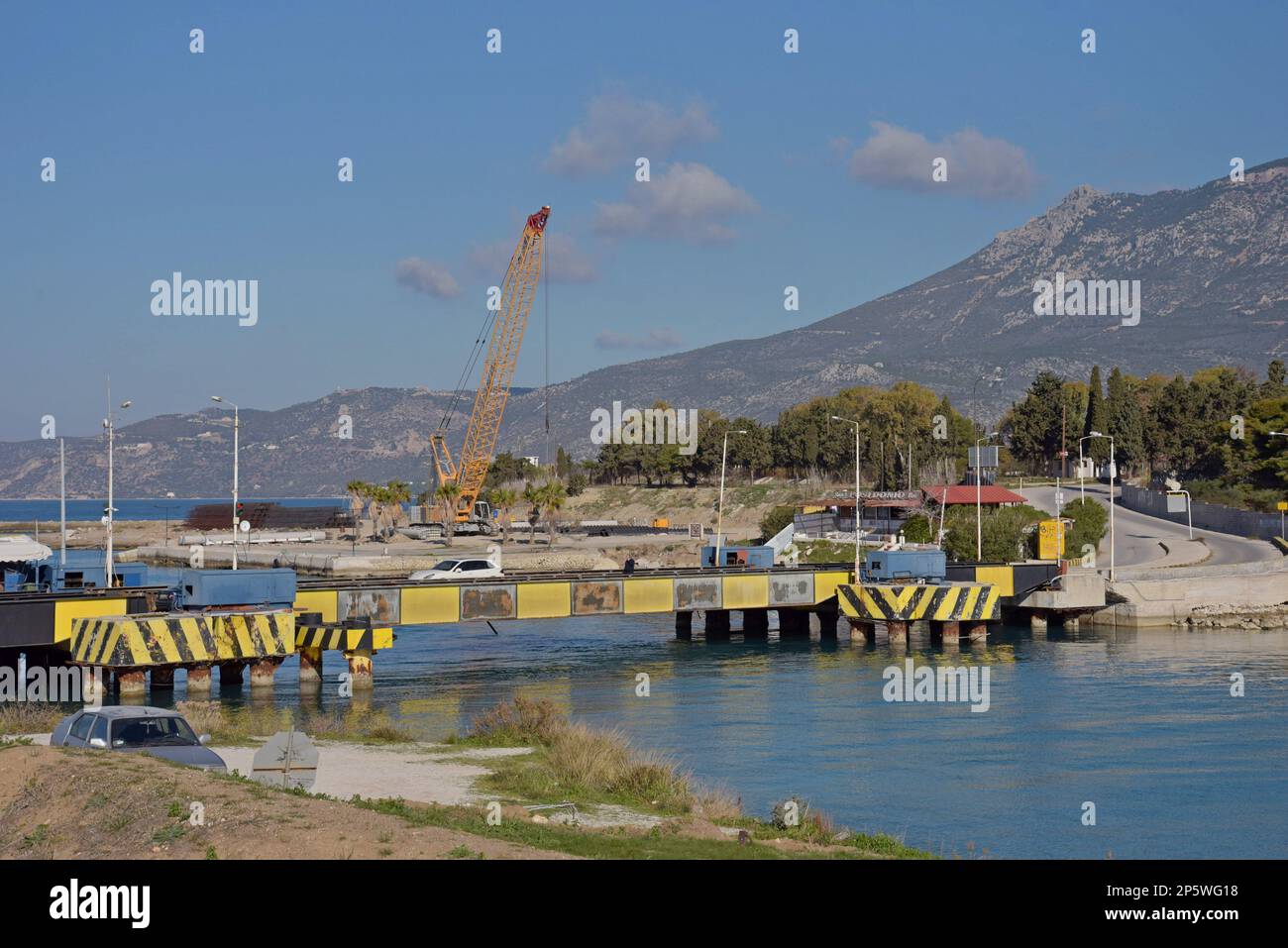 Le pont submersible occidental sur le canal de Corinthe, en Grèce, il descend 8meters dans l'eau. permettre aux navires de passer Banque D'Images