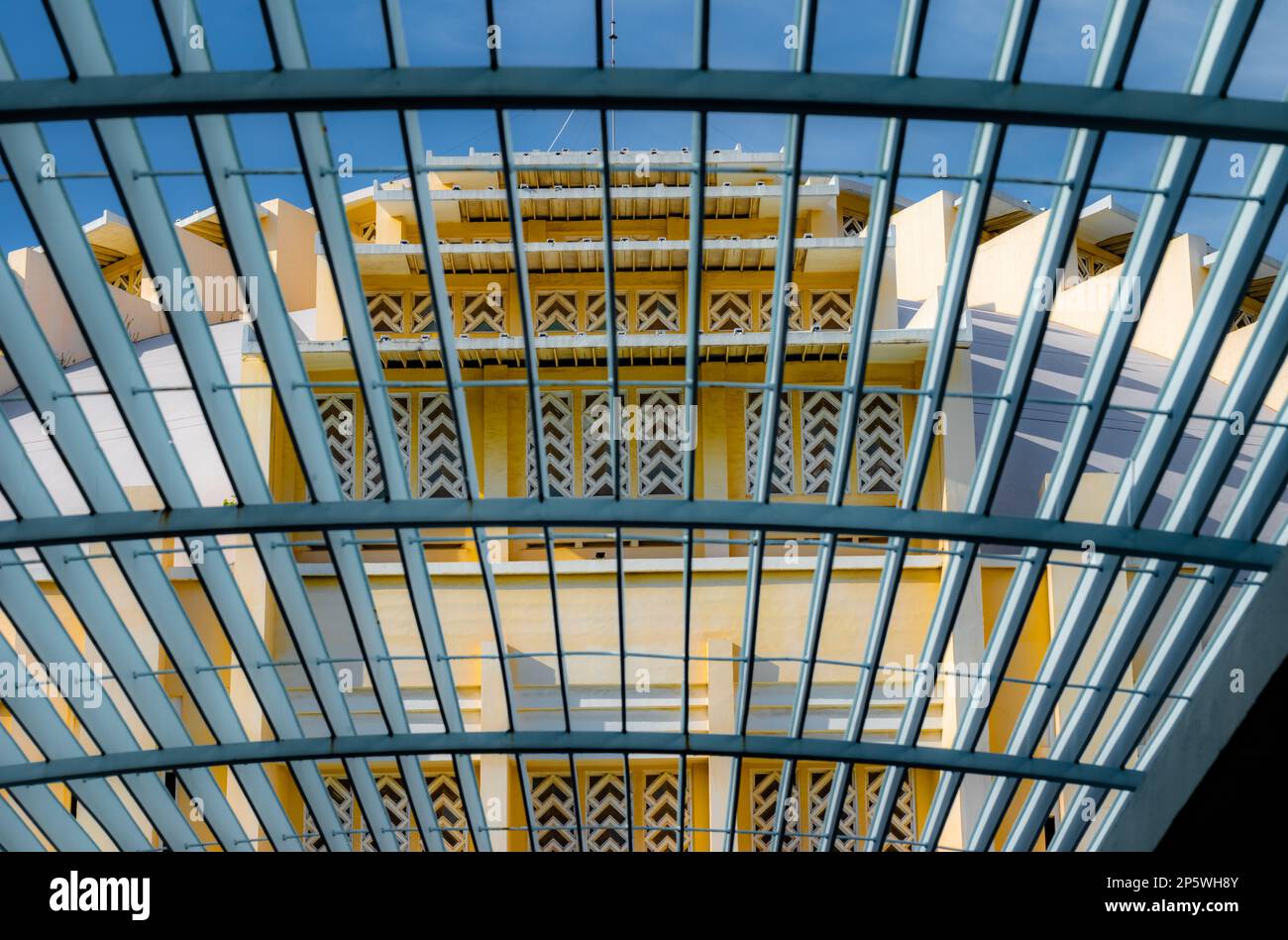 Vue abstraite en noir et blanc sur l'avant du marché central de style art déco de Phnom Penh, au Cambodge. Banque D'Images