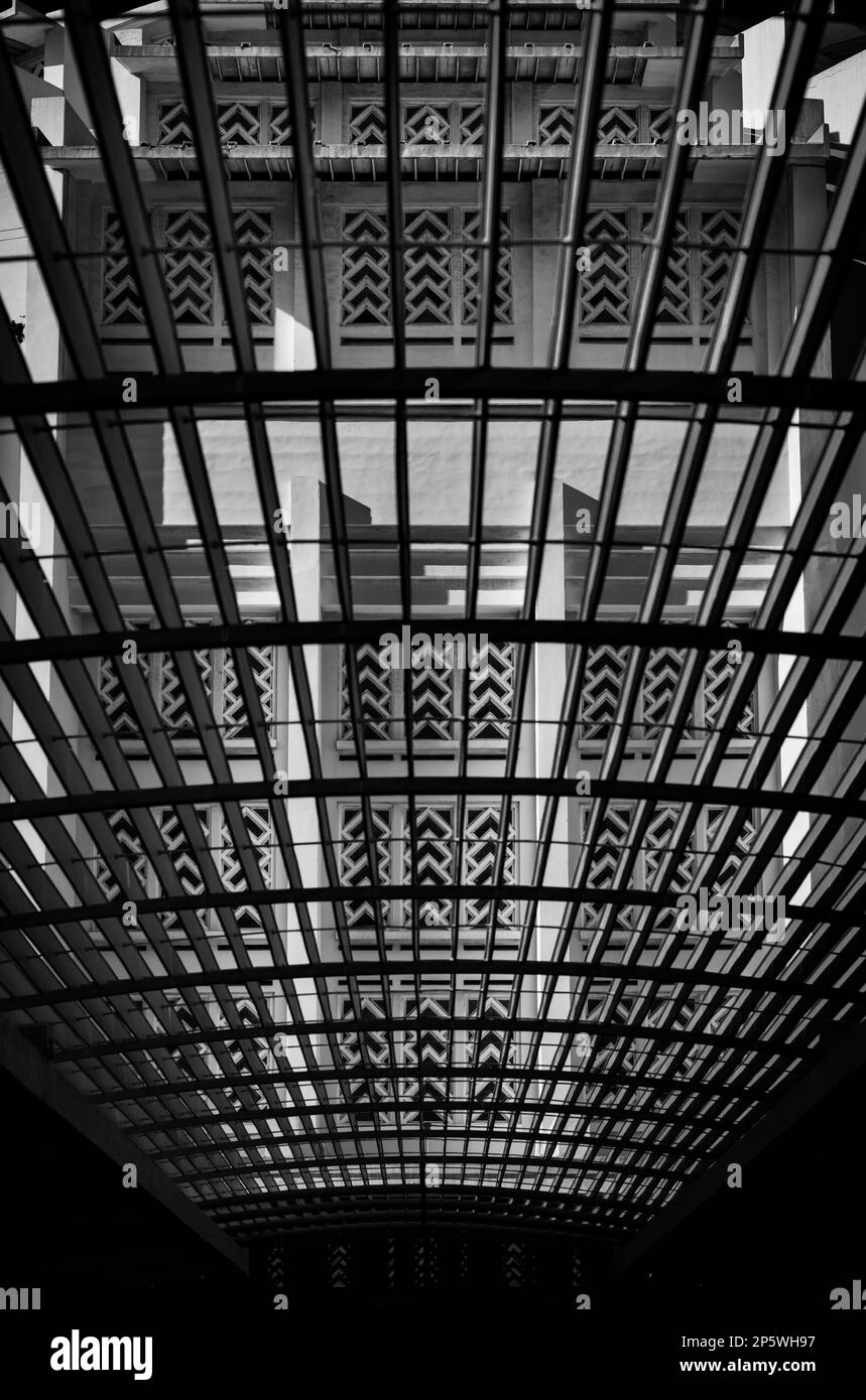 Vue abstraite en noir et blanc sur l'avant du marché central de style art déco de Phnom Penh, au Cambodge. Banque D'Images