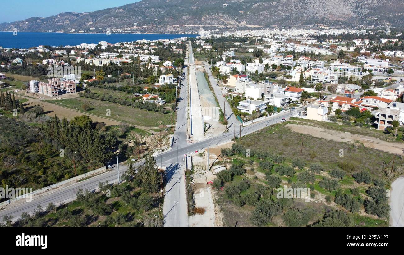 La nouvelle ligne de chemin de fer standard à Loutraki, Grèce, actuellement en construction sur l'ancienne voie étroite, janvier 2023 Banque D'Images