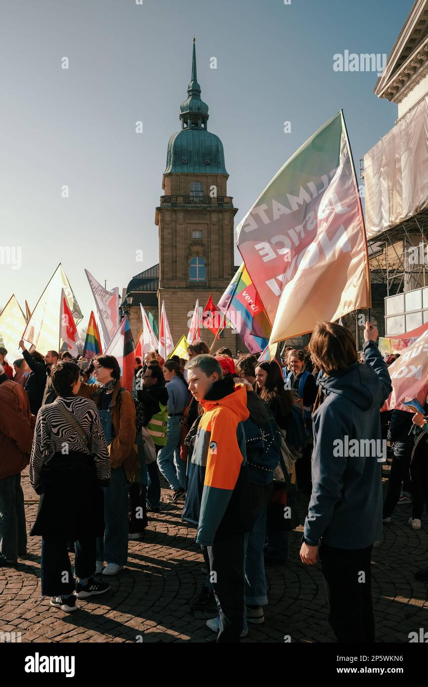 Darmstadt, Allemagne - 03.03.2023 - vendredi pour la future grève mondiale du climat, manifestants avec drapeaux et bannières Banque D'Images