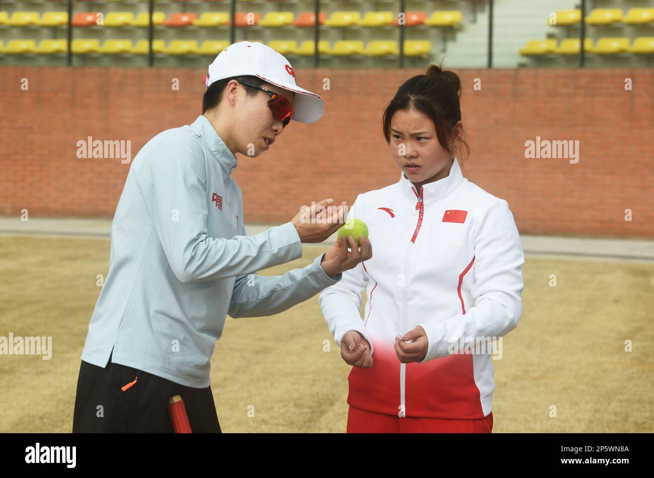 HANGZHOU, CHINE - 7 MARS 2023 - Guan Chenchen, gymnaste féminine à poutre d'équilibre des Jeux Olympiques de Tokyo (2021), fait l'expérience du cricket au Hangzhou A Banque D'Images