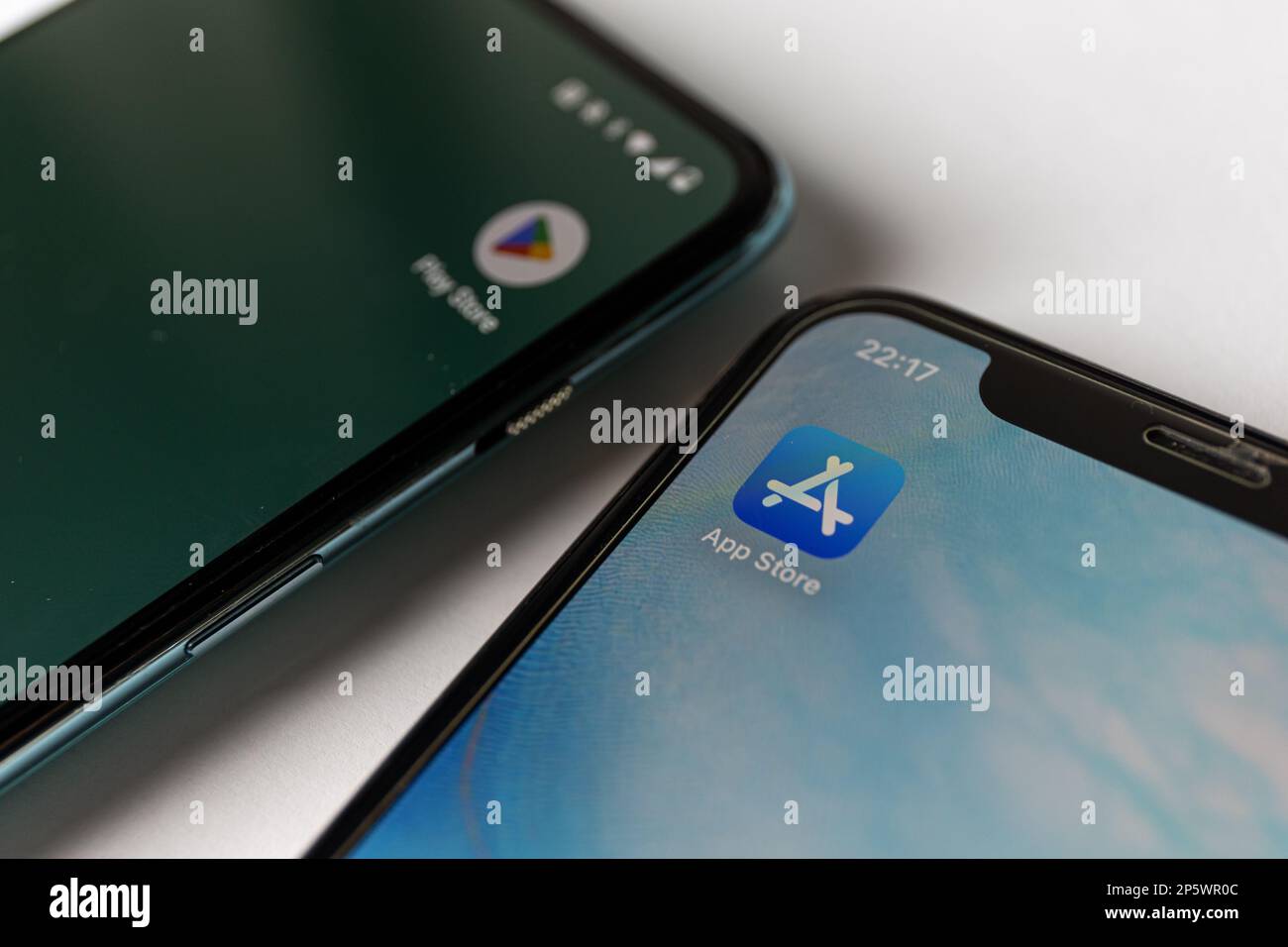 Google Play Store et Apple App Store sur les smartphones Android et Apple iPhone. . Photo de haute qualité Banque D'Images
