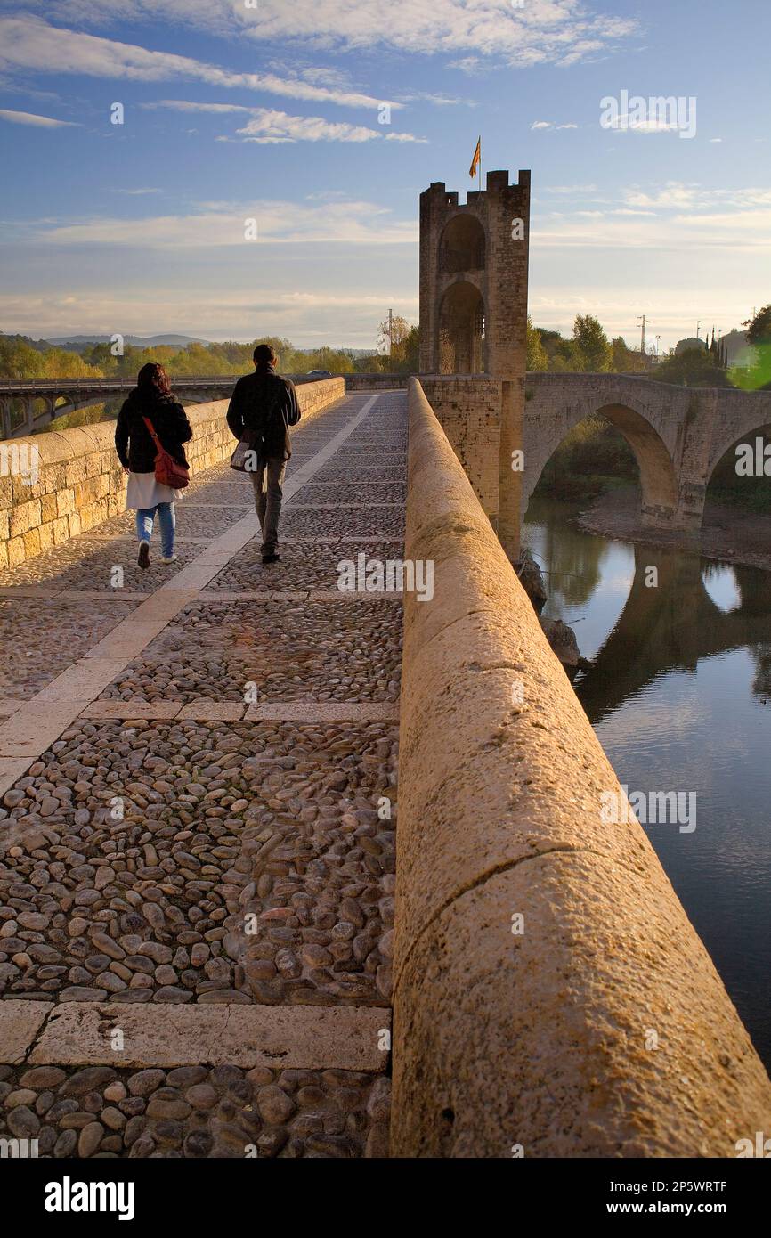 Pont médiéval -11e siècle, Besalú, la Garrotxa, Gérone, Espagne Banque D'Images