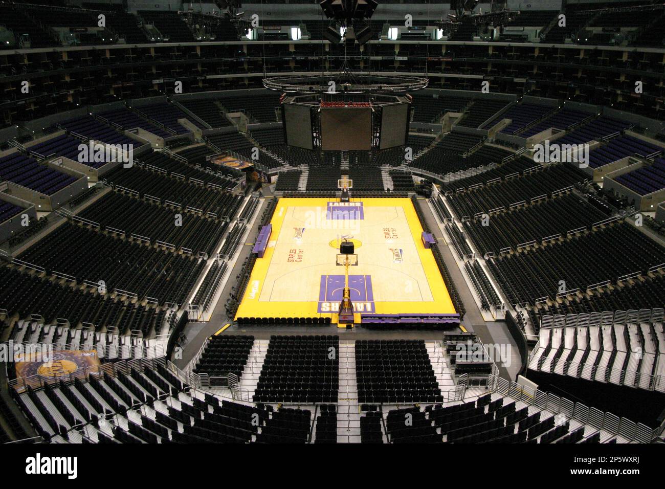 A look at Staples Center home of the Los Angeles Lakers, Los Angeles Kings, Los Angeles Clippers and Los Angeles Sparks in downtown Los Angeles CA. (AP Photo/Kevin Reece) Banque D'Images