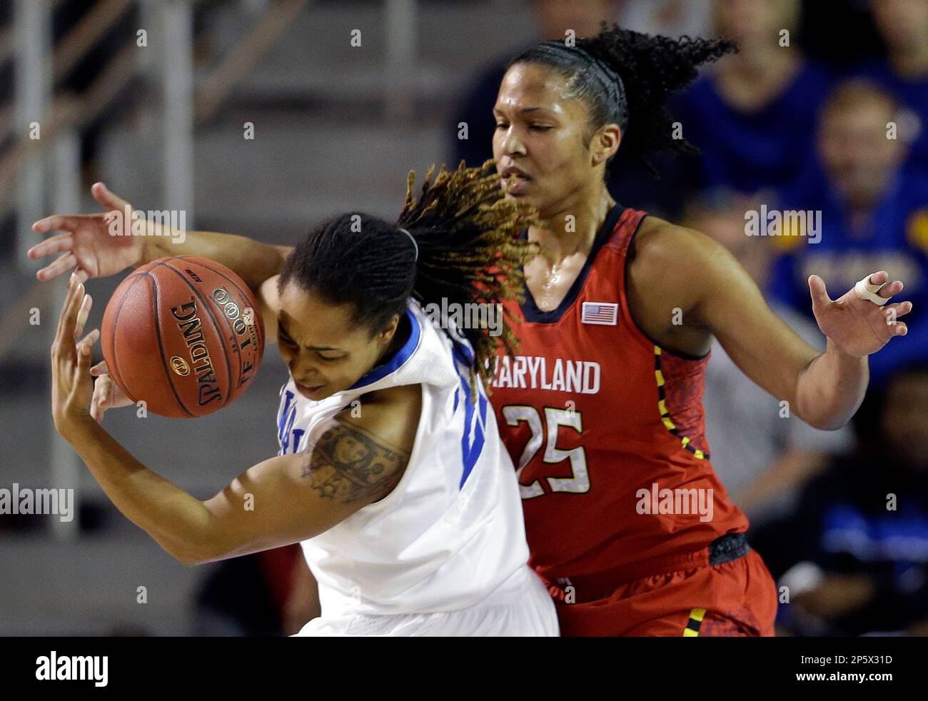 Delaware guard Trumae Lucas, left, tries to keep control of the ball as she is pressured by Maryland forward Alyssa Thomas in the first half of an NCAA women's college basketball game, Thursday, Dec. 20, 2012, in Newark, Del. (AP Photo/Patrick Semansky) Banque D'Images