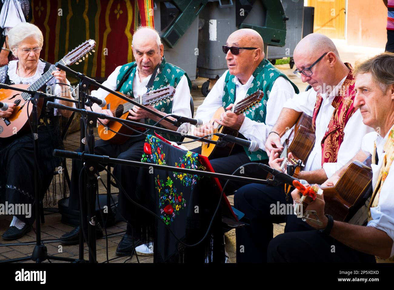 Musiciens en robe traditionnelle jouant des instruments à cordes à une fiesta en Espagne Banque D'Images