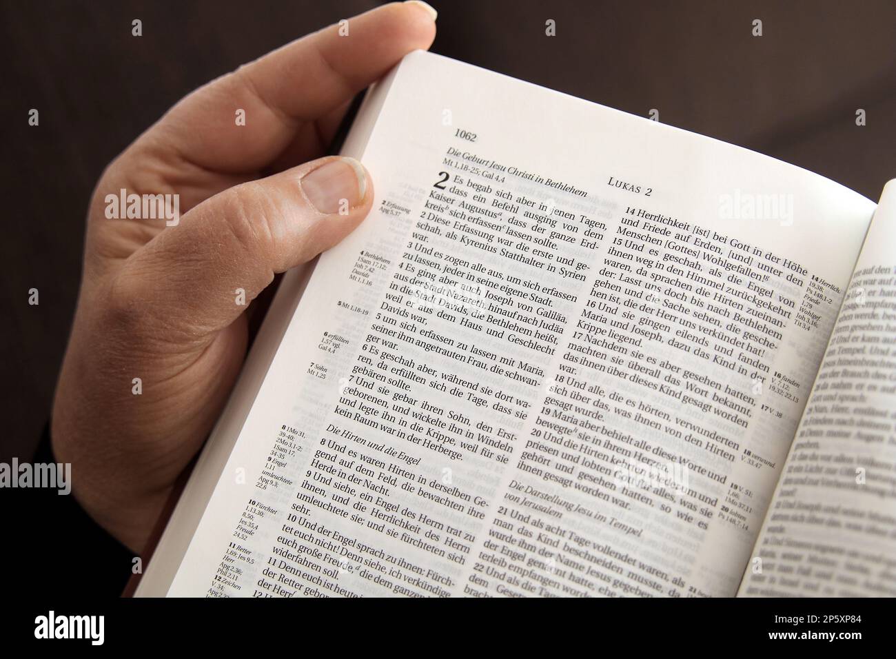 Une lecture dans la Bible l'histoire de Noël dans l'Evangile de Luc, la naissance de Jésus 