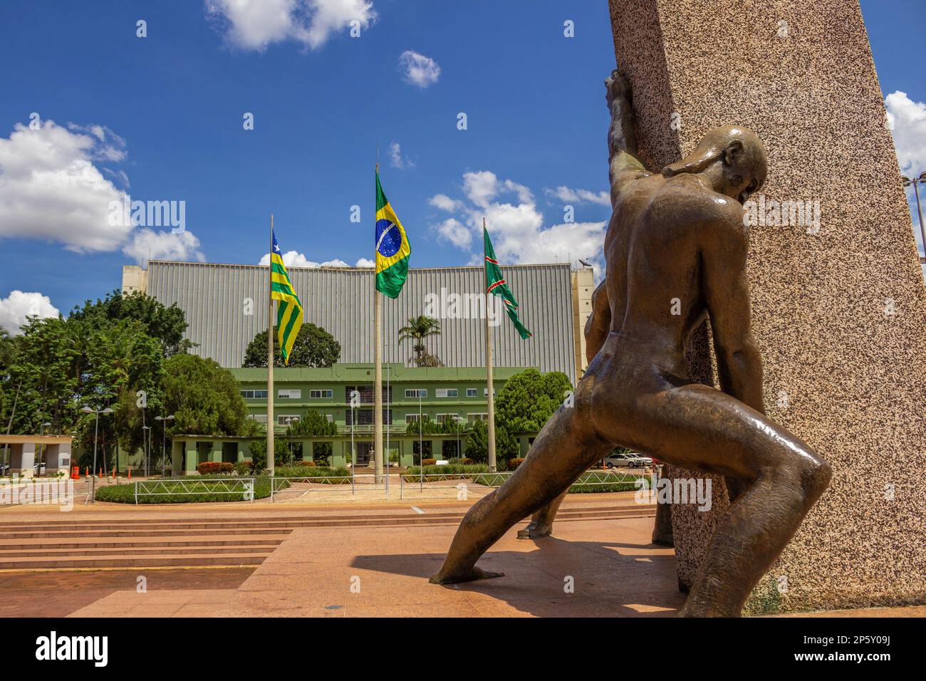 Goiania, Goias, Brésil – 04 mars 2023 : détail de la place civique au centre de Goiania, avec le Monument aux trois courses en premier plan. Banque D'Images