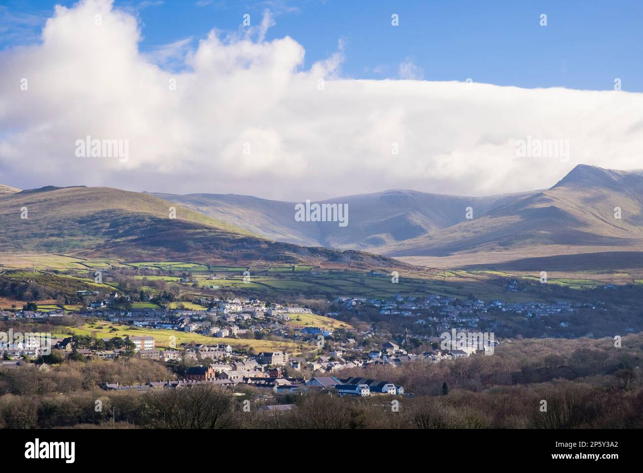 Vue sur la vieille ville de carrière gallois nichée au-dessous des montagnes de Carneddau dans le parc national de Snowdonia. Bethesda, Gwynedd, pays de Galles, Royaume-Uni, Grande-Bretagne Banque D'Images