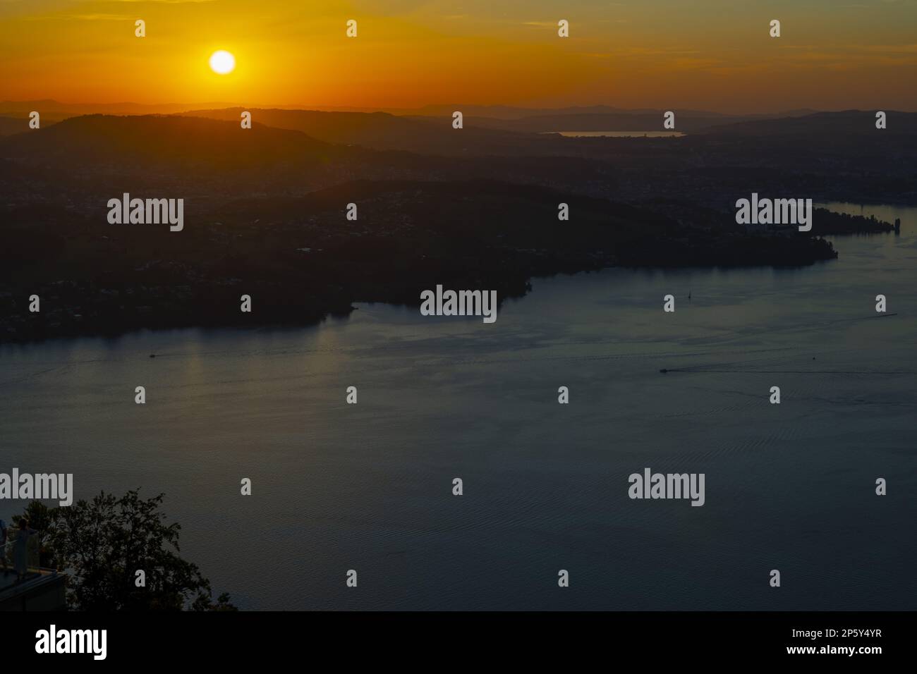 Vue aérienne sur le lac de Lucerne et la montagne au coucher du soleil à Lucerne, Suisse. Banque D'Images