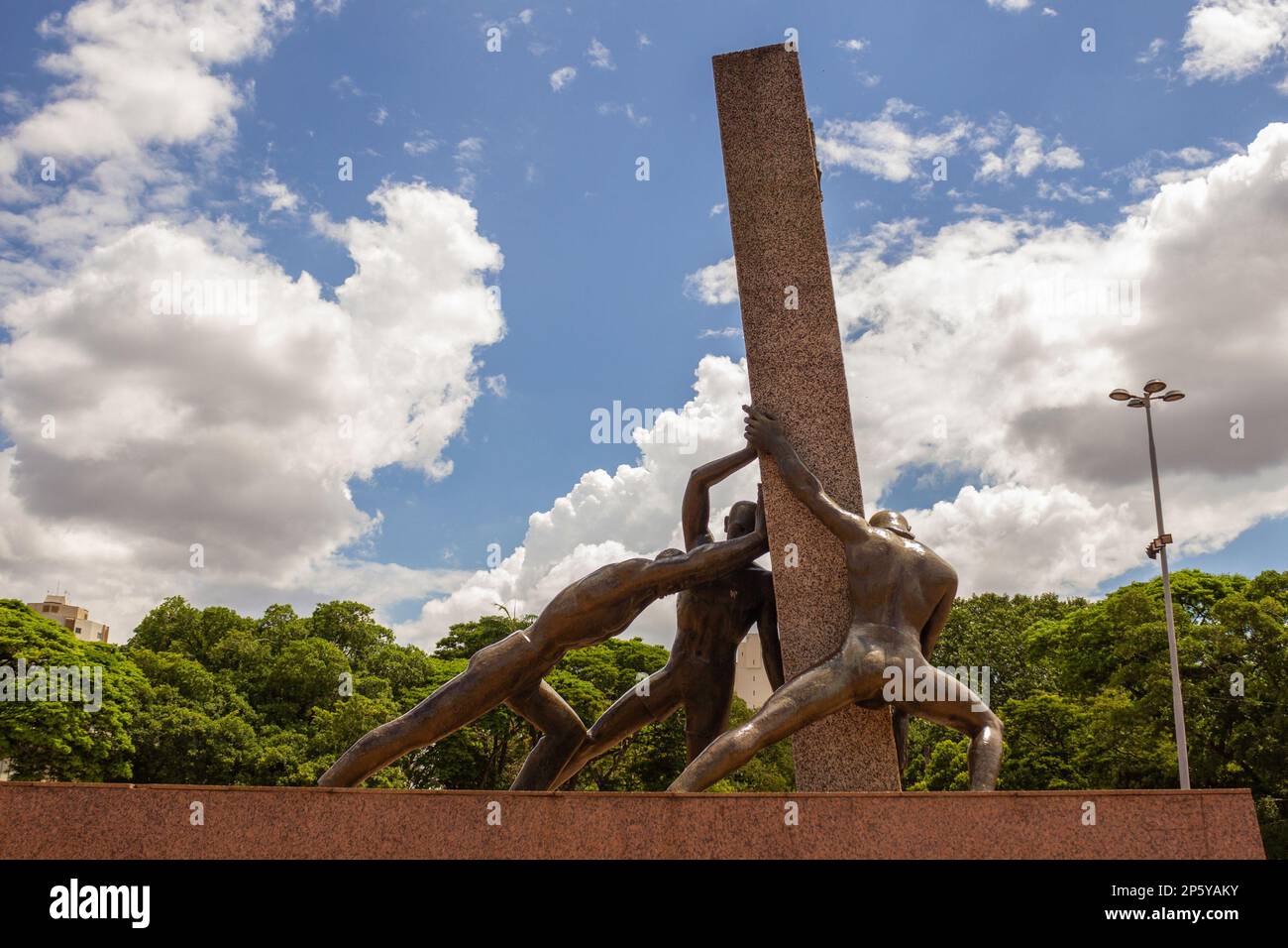 Goiania, Goias, Brésil – 04 mars 2023: Monument situé au centre de la place civique de Goiania, dédié aux trois races qui ont construit Goias: Banque D'Images