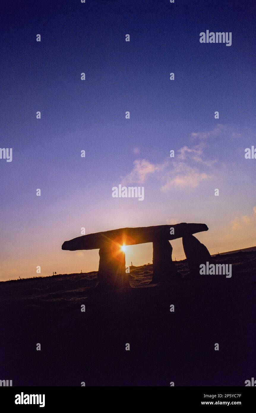 Lanyon Quoit est situé sur des terres relativement basses, près de la ferme de Lanyon, à côté de la route de Penzance-Madron-Morvah. Banque D'Images