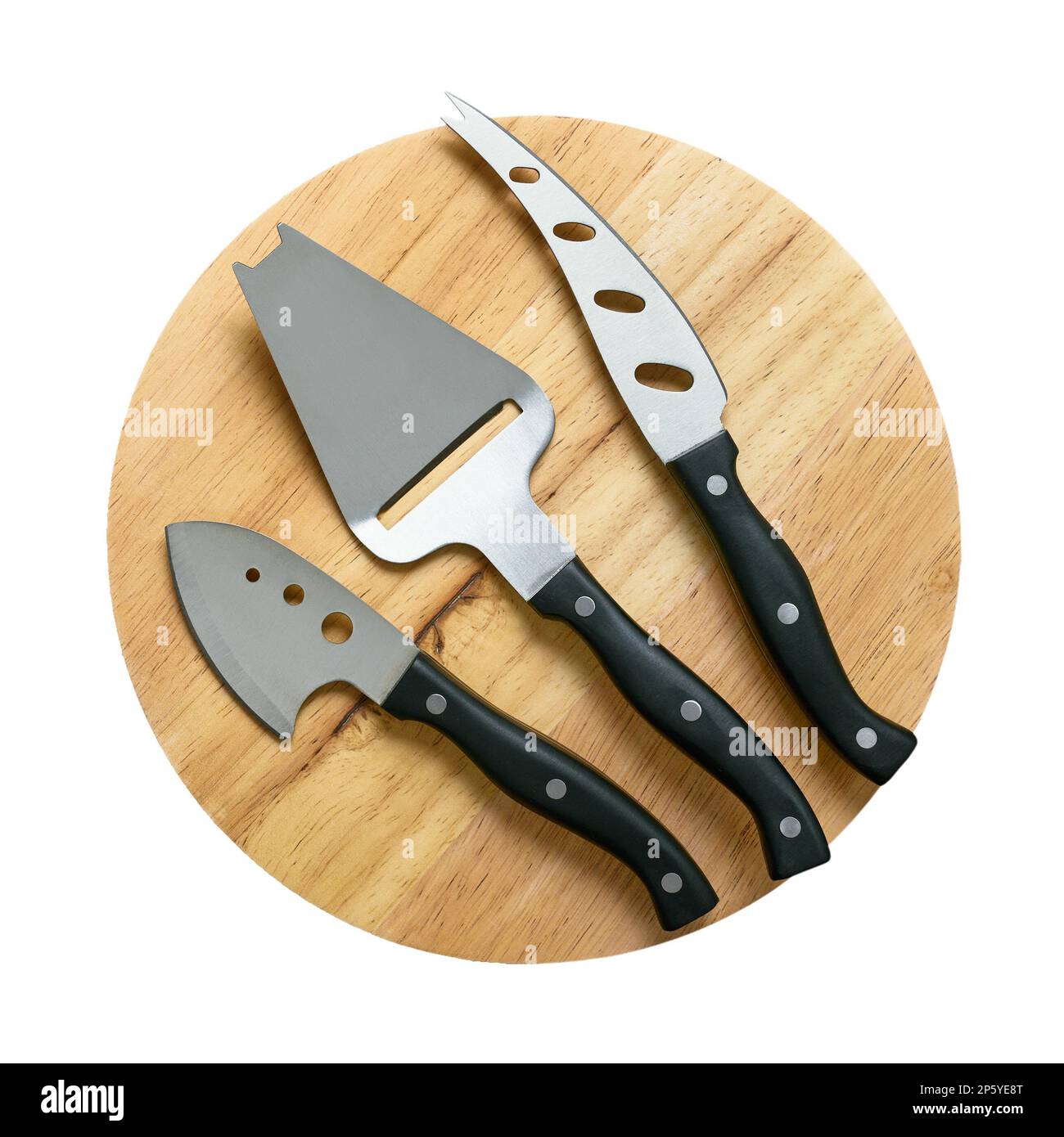 Couteau à fromage placé sur une planche à découper ronde en bois isolée sur fond blanc Banque D'Images
