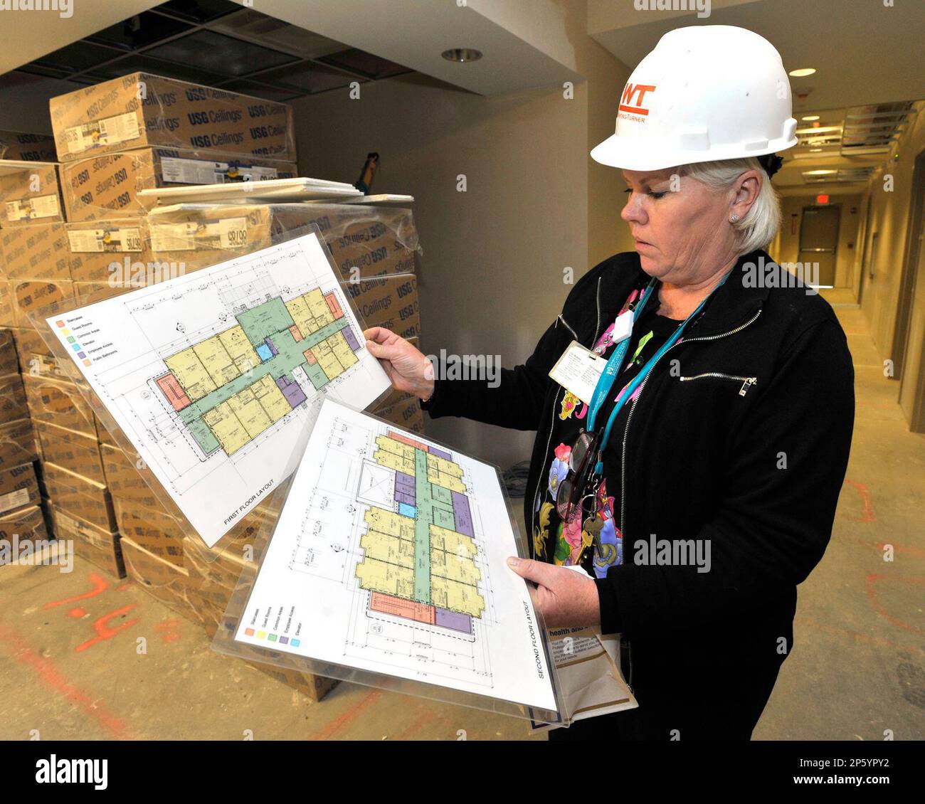Anne Arundel Medical Center Executive Director of Oncology Cathy-Brady Copertino checks over the construction plans for the new Hackerman Patz House across from the Anne Arundel Medical Center on Jennifer Road, in Annapolis, Md, Nov. 9, 2012. (AP Photo/The Capital, Matthew Cole) Banque D'Images