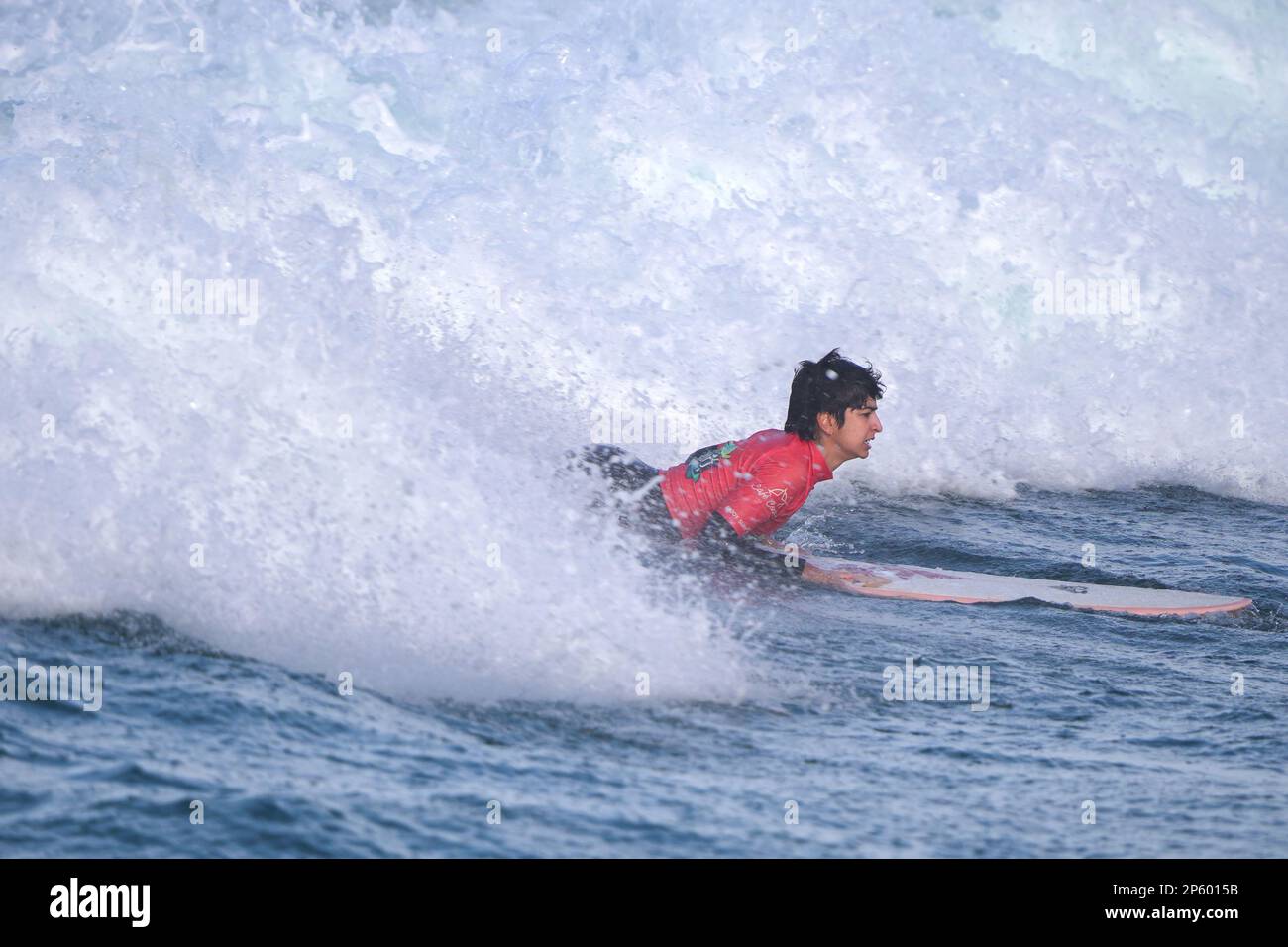 Surfez sur les vagues au ralenti sur la plage de Las Canteras à Las Palmas de Gran Canaria, en Espagne. Banque D'Images