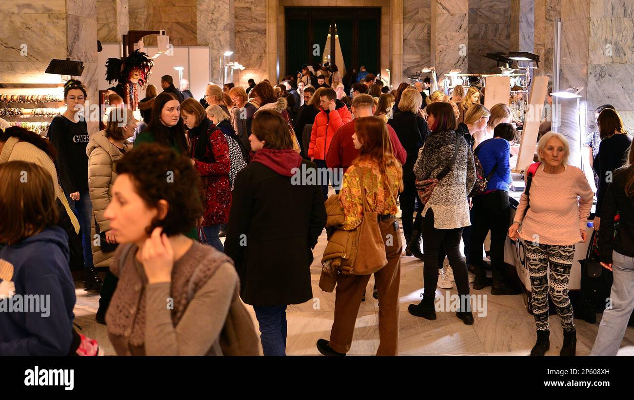 Varsovie, Pologne. 5 mars 2023. Exposition minérale de Varsovie 2023. Les gens regardent et achètent des choses aux stands. Banque D'Images