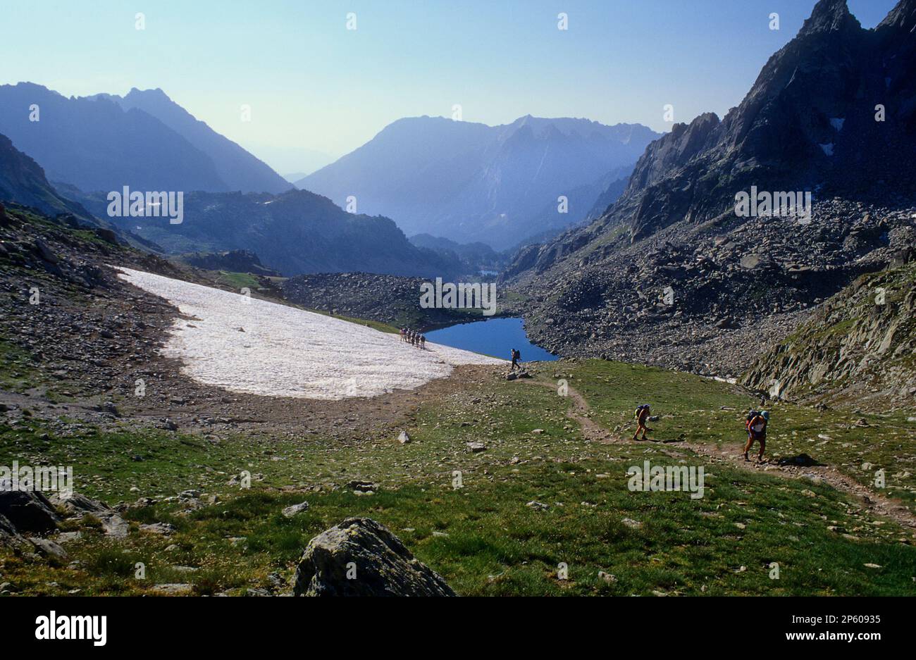 Randonneurs grimpant au col de "Port de Ratera" Ratera, près de "Estany Port de Ratera", Aiguestortes i Estany de Sant Maurici Parc national, Pyrénées, Lleida pro Banque D'Images