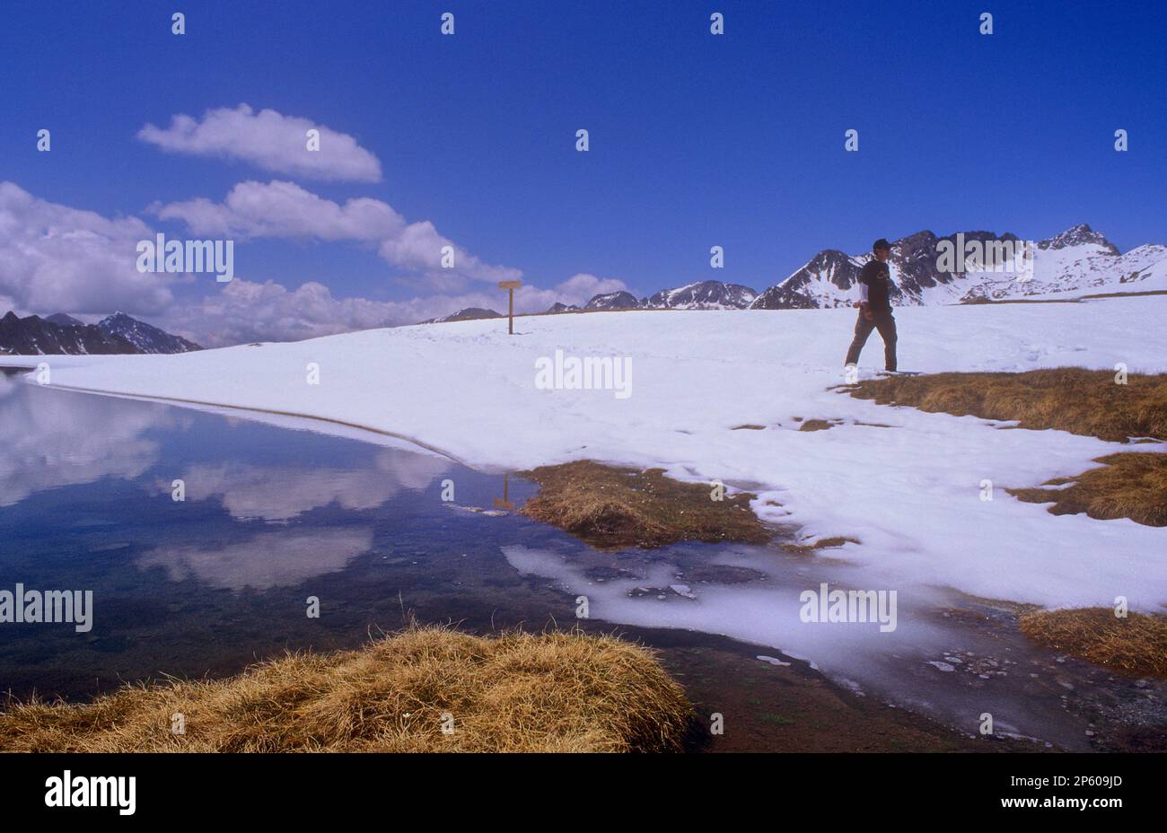 Randonneur dans le col de l'Espot, Aigüestortes i Estany de Sant Maurici, Pyrénées, province de Lleida, Catalogne, Espagne. Banque D'Images