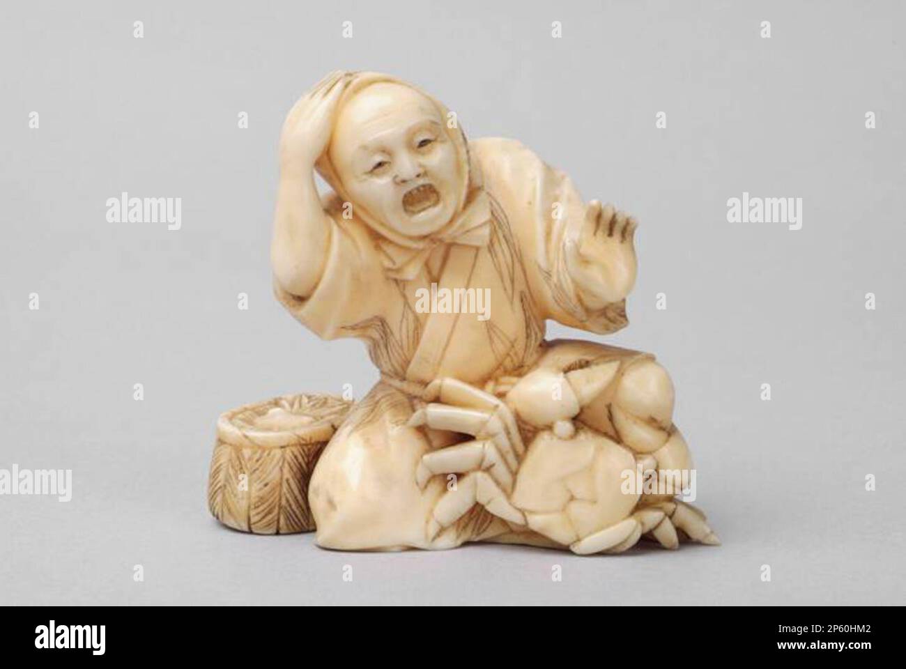 Okimono sculpté par le Japon Figure d'une femme avec un crabe, période Meiji, 1868 - 1912 Banque D'Images