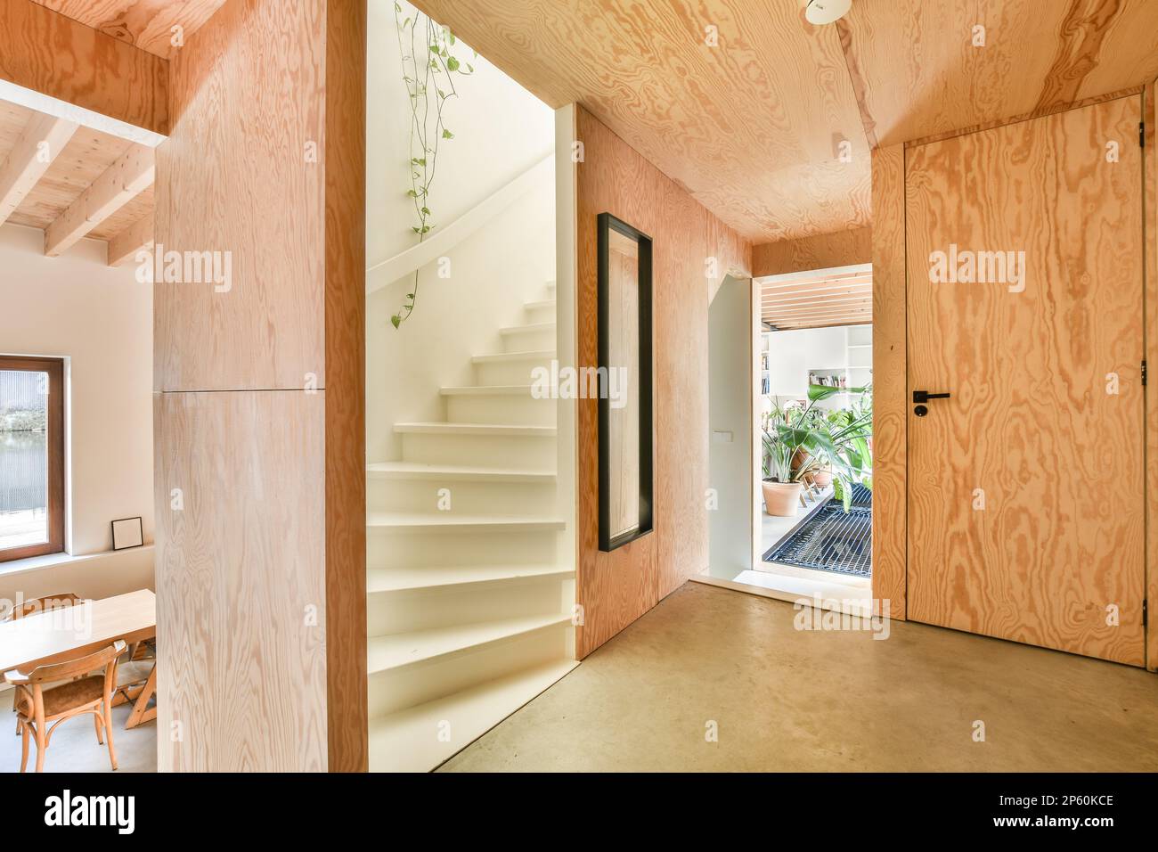 l'intérieur d'une maison qui est faite de bois de plywood et a été utilisé comme bureau Banque D'Images