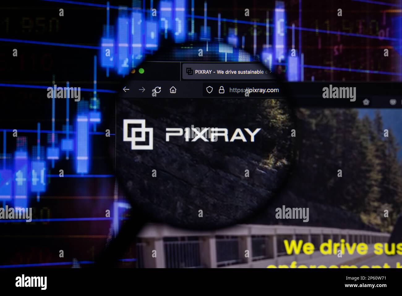 Logo de la société Pixray sur un site web avec des développements flous du marché boursier en arrière-plan, vu sur un écran d'ordinateur à travers une loupe Banque D'Images