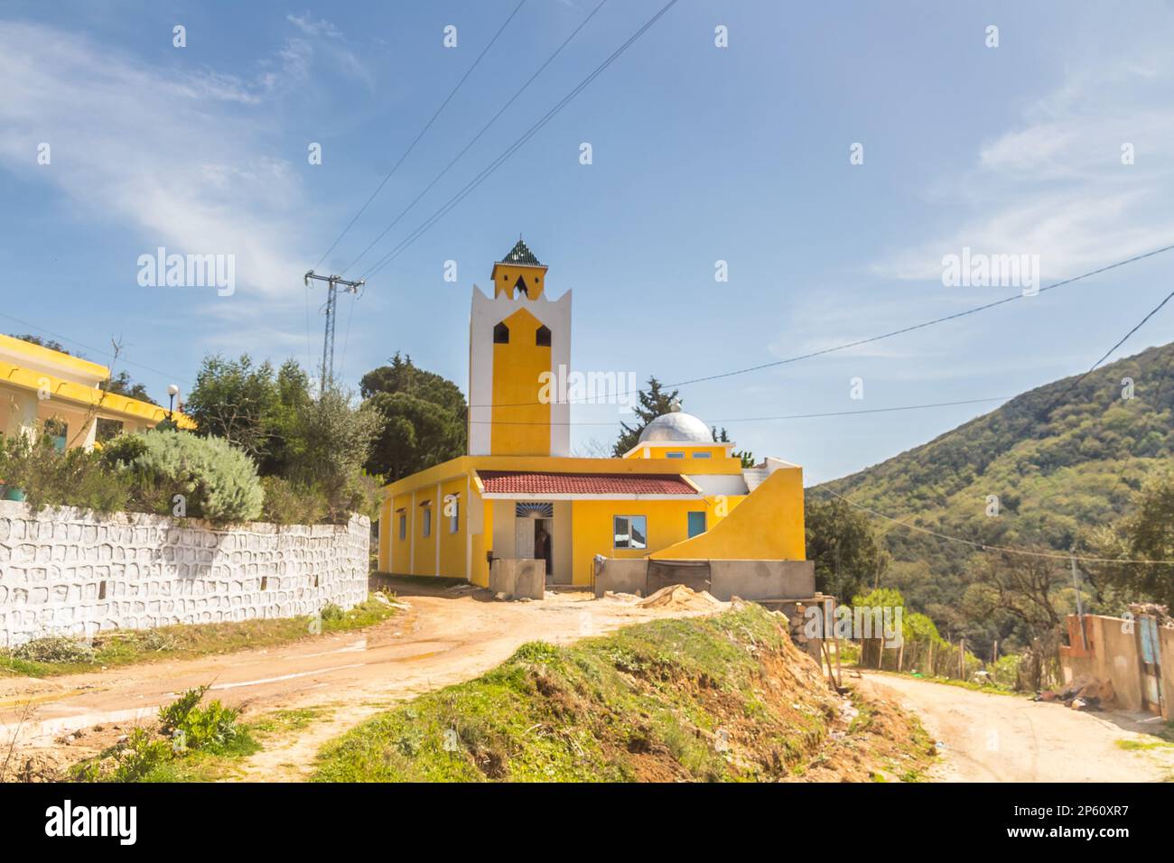 Mosquée lieu de culte musulman dans le village Tunisien Landscape, Ain Draham, Jendouba, Tunisie. Banque D'Images
