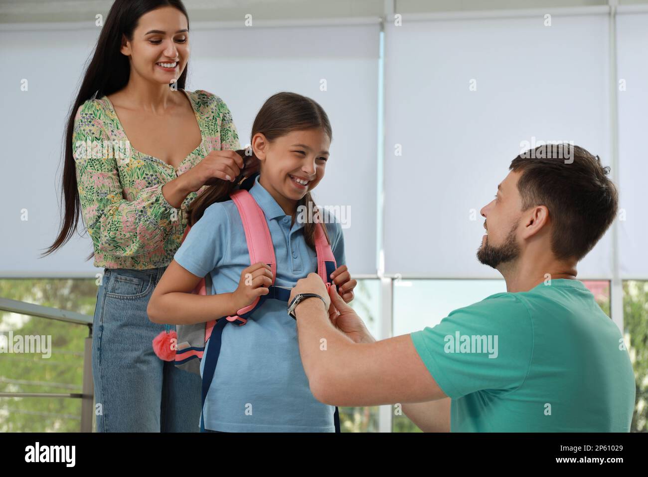 Les parents disent Au revoir à leur fille à l'école Banque D'Images