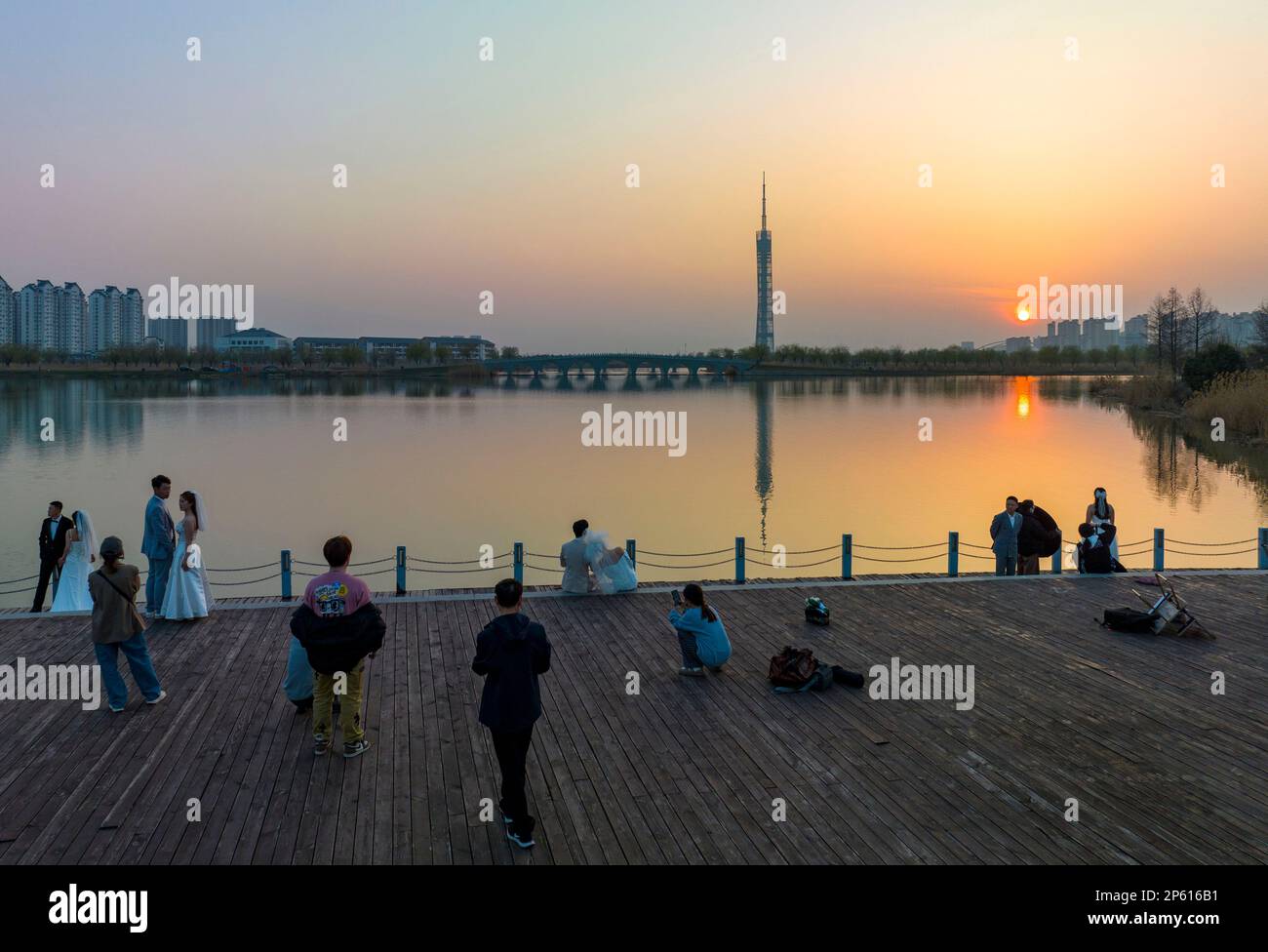 HUAI'AN, CHINE - 7 MARS 2023 - les couples posent pour des photos de mariage au parc du lac Shanyang sur la rivière Yun à Huai'an, province du Jiangsu dans l'est de la Chine Banque D'Images