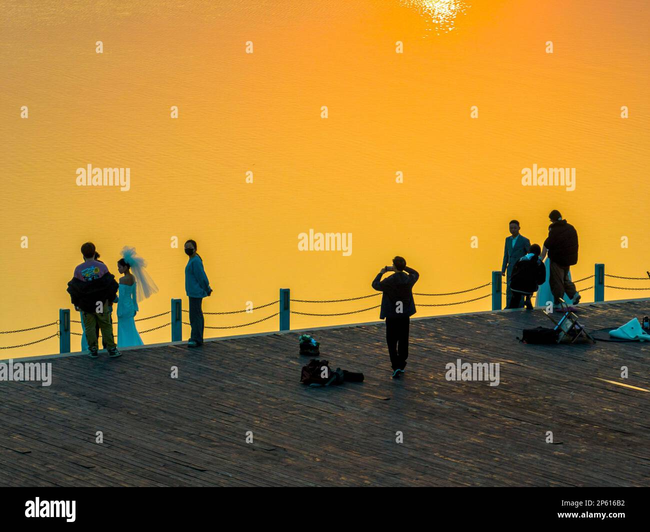 HUAI'AN, CHINE - 7 MARS 2023 - les couples posent pour des photos de mariage au parc du lac Shanyang sur la rivière Yun à Huai'an, province du Jiangsu dans l'est de la Chine Banque D'Images