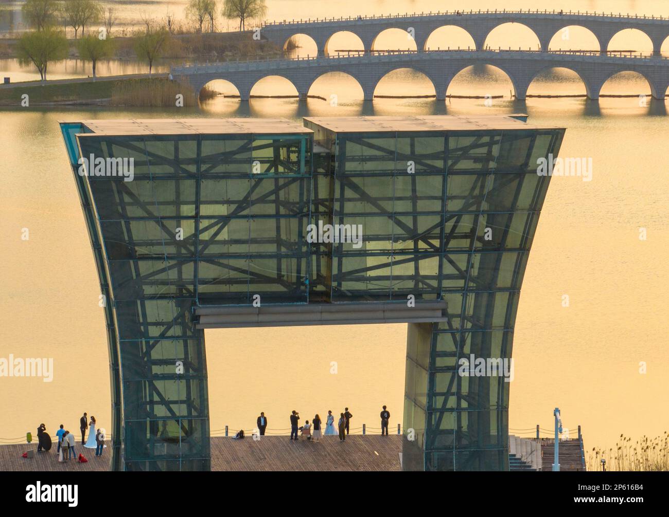HUAI'AN, CHINE - 7 MARS 2023 - les couples posent pour des photos de mariage au parc du lac Shanyang sur la rivière Yun à Huai'an, province du Jiangsu dans l'est de la Chine Banque D'Images