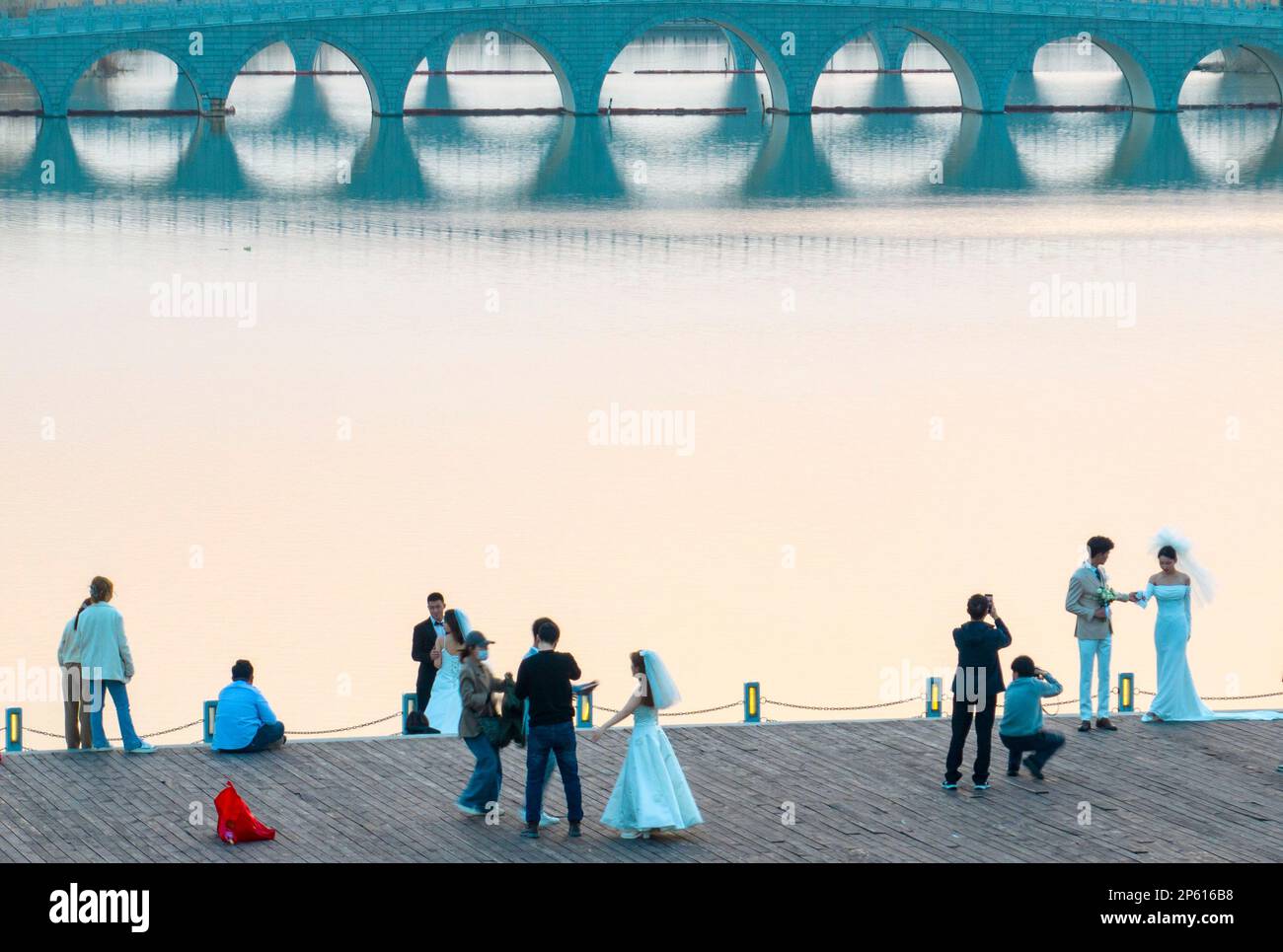 HUAI'AN, CHINE - 7 MARS 2023 - les couples posent pour des photos de mariage au parc du lac Shanyang sur la rivière Yun à Huai'an, province du Jiangsu dans l'est de la Chine Banque D'Images