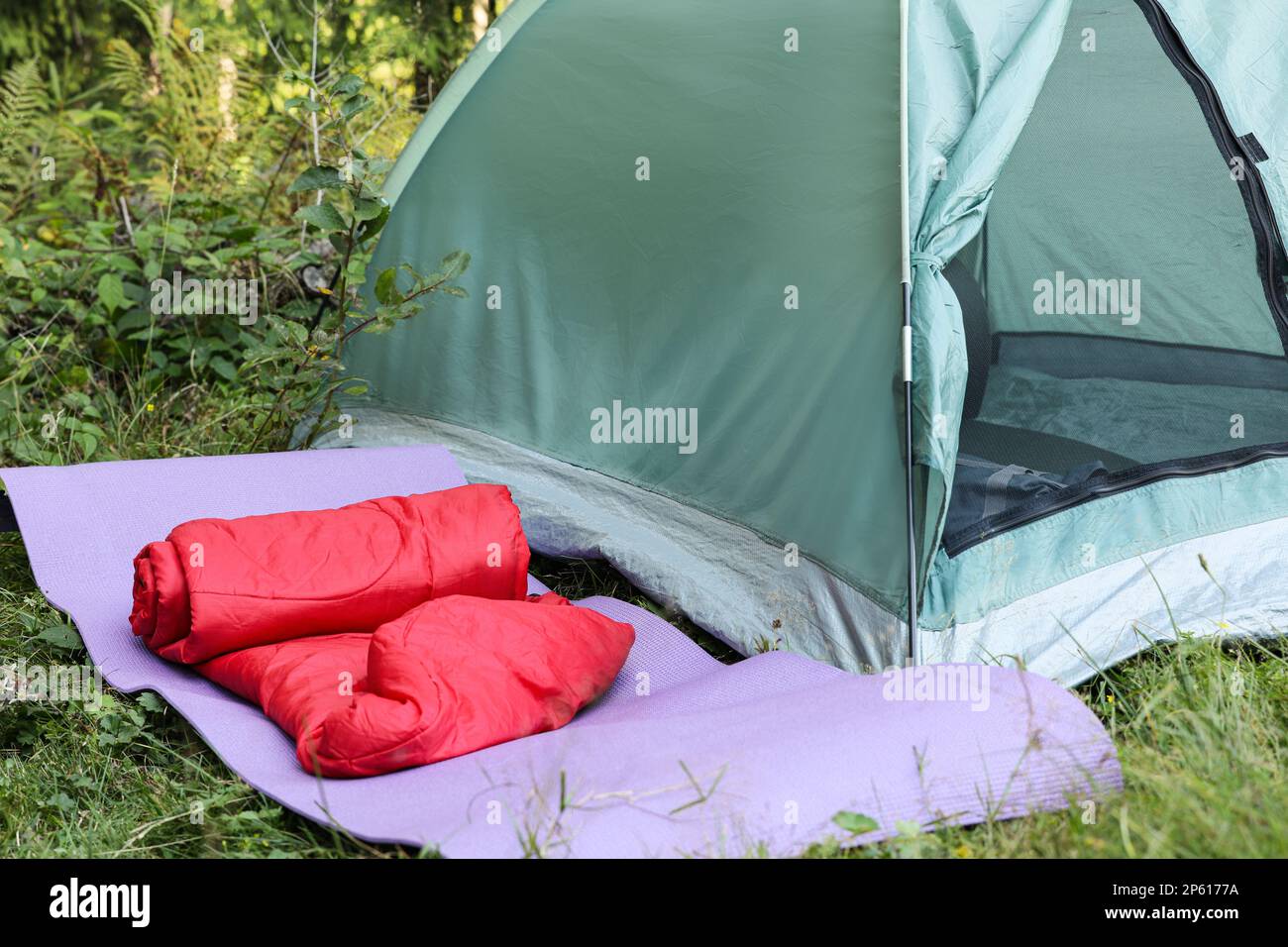 Sac de couchage et tapis près de la tente de camping à l'extérieur Photo  Stock - Alamy